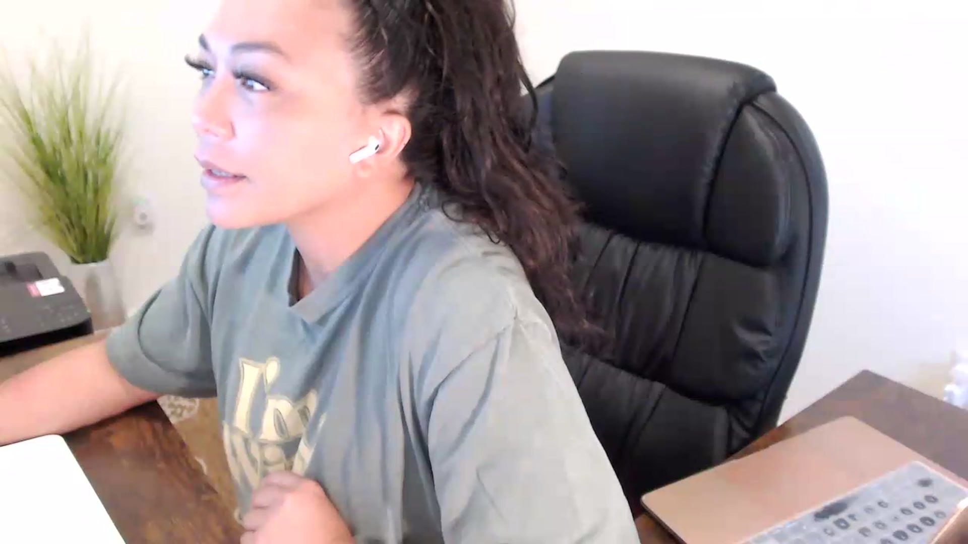 Gallery image thumbnail from MickaylaStar's myfreecams stream on, 07/08/2026, 15:52 image 13 of 20