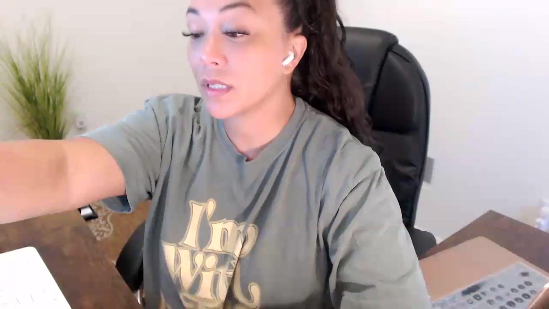 Gallery image thumbnail from MickaylaStar's myfreecams stream on, 07/08/2026, 15:52 image 11 of 20
