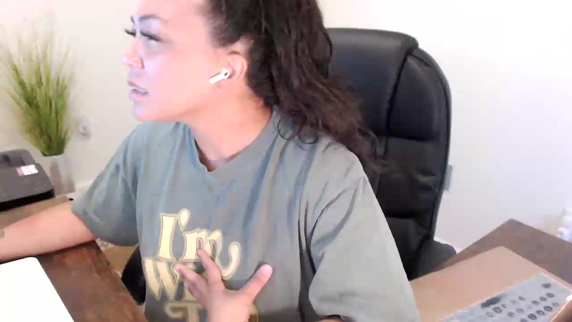 Gallery image thumbnail from MickaylaStar's myfreecams stream on, 07/08/2026, 15:52 image 15 of 20