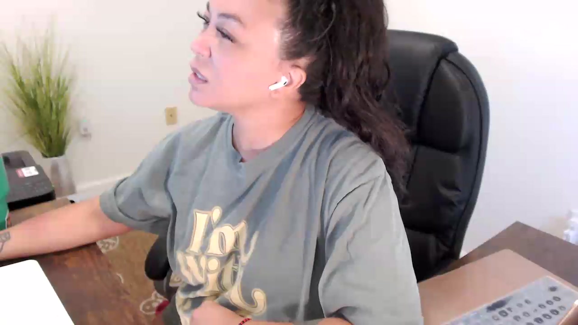 Gallery image thumbnail from MickaylaStar's myfreecams stream on, 07/08/2026, 16:20 image 5 of 20