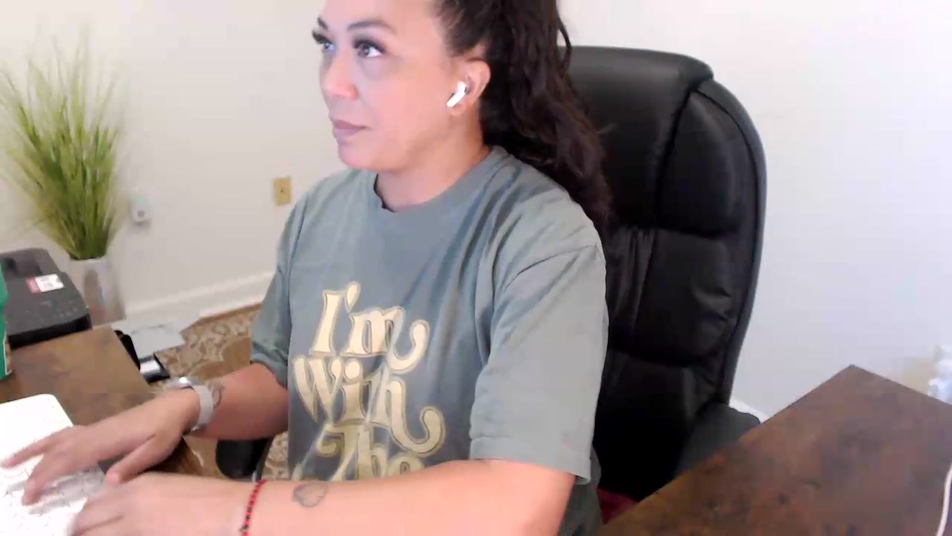 Gallery image thumbnail from MickaylaStar's myfreecams stream on, 07/08/2026, 16:20 image 18 of 20