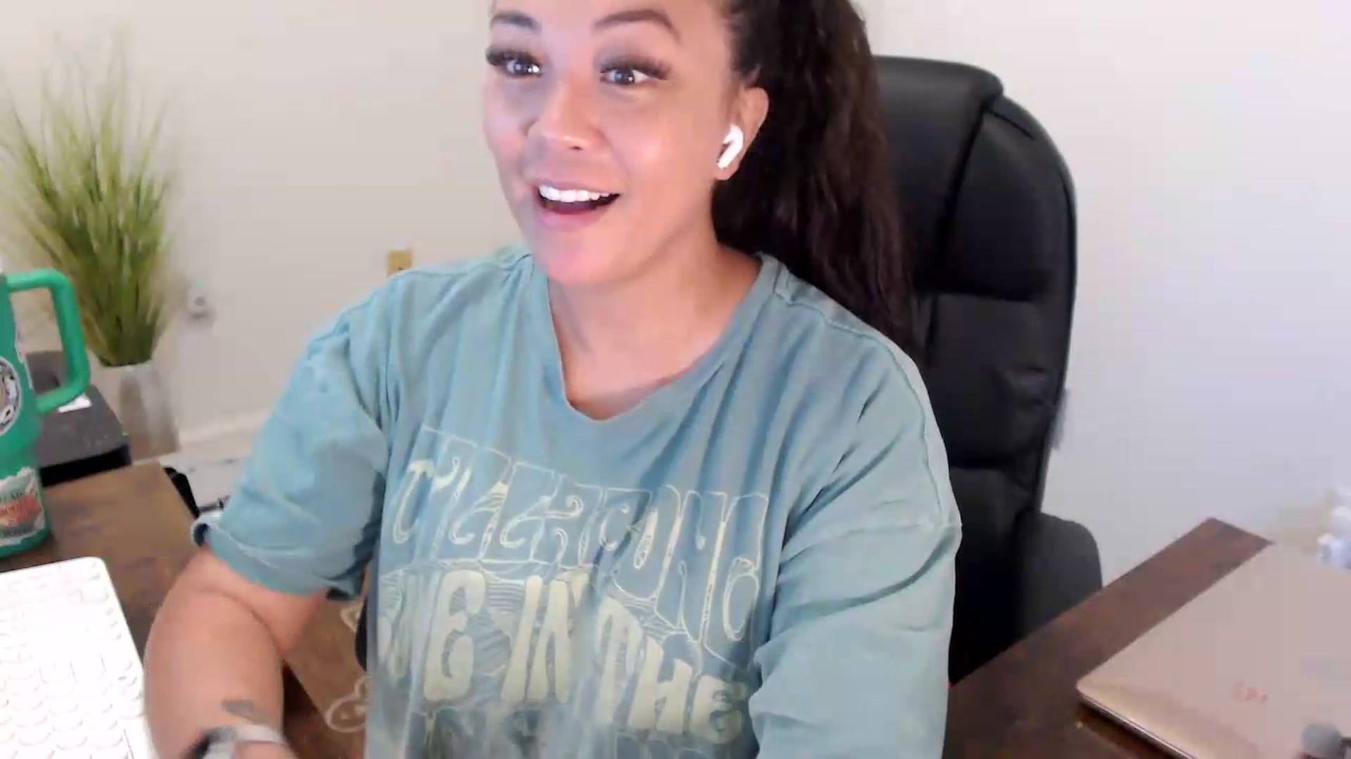 Gallery image thumbnail from MickaylaStar's myfreecams stream on, 07/09/2026, 14:38 image 11 of 20
