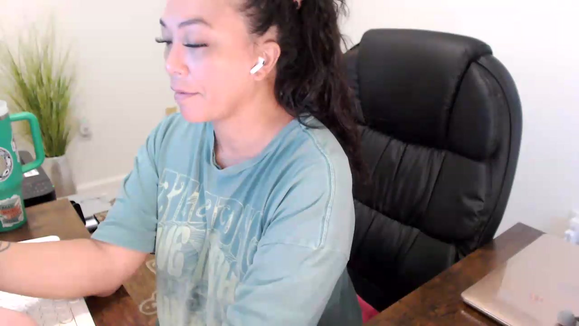 Gallery image thumbnail from MickaylaStar's myfreecams stream on, 07/09/2026, 15:03 image 4 of 20