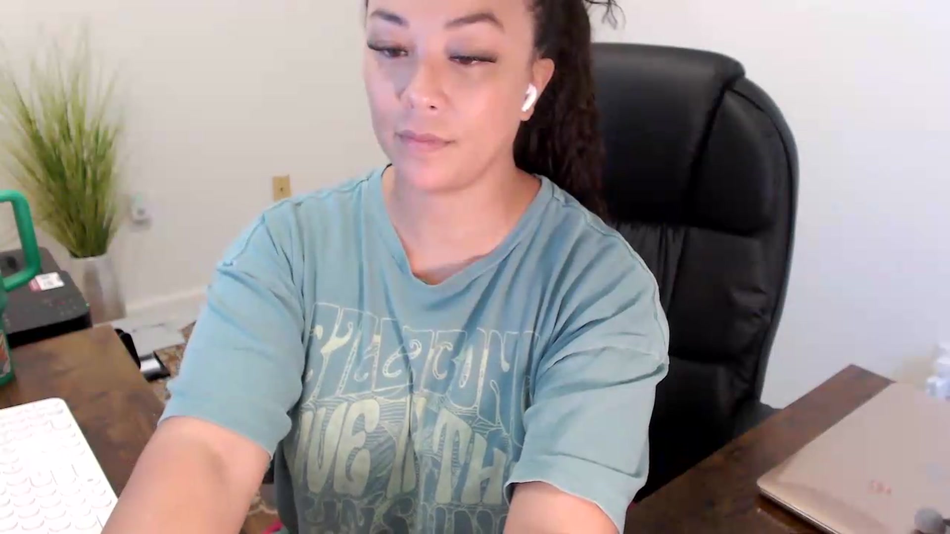 Gallery image thumbnail from MickaylaStar's myfreecams stream on, 07/09/2026, 15:03 image 13 of 20