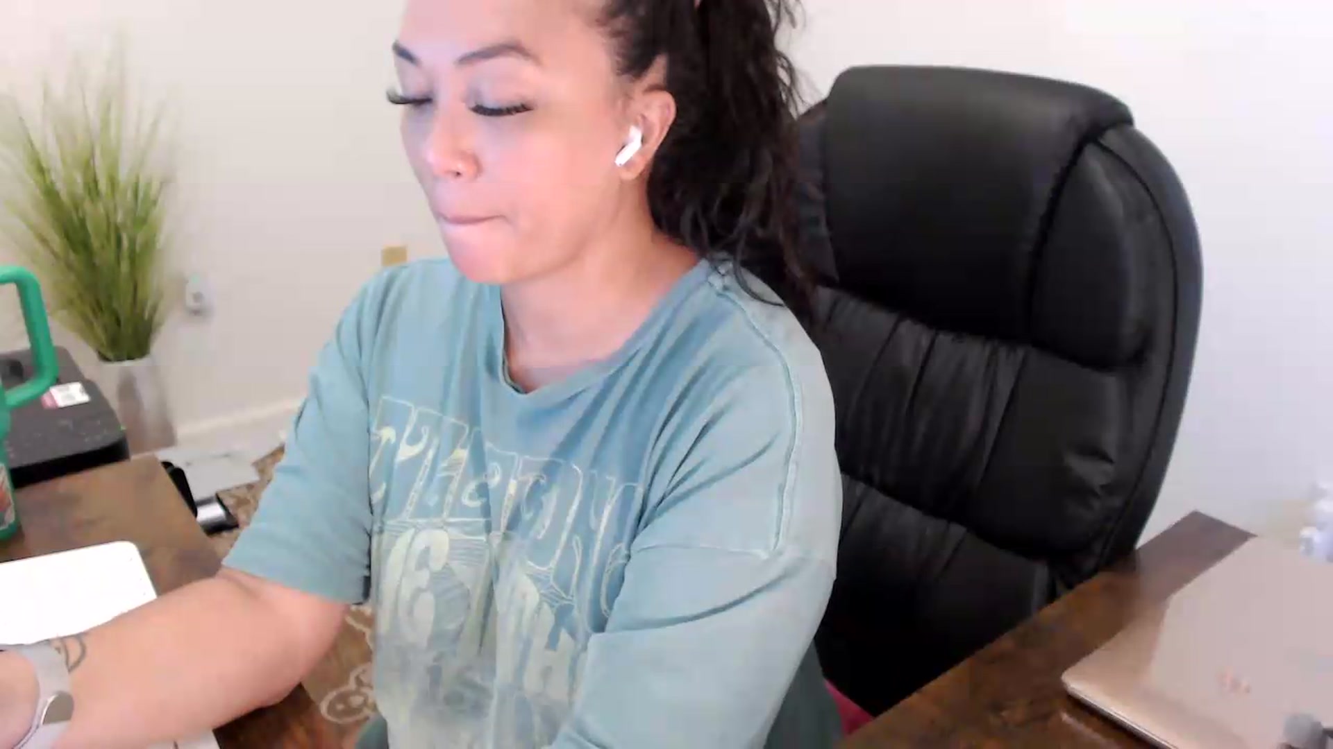 Gallery image thumbnail from MickaylaStar's myfreecams stream on, 07/09/2026, 15:03 image 7 of 20