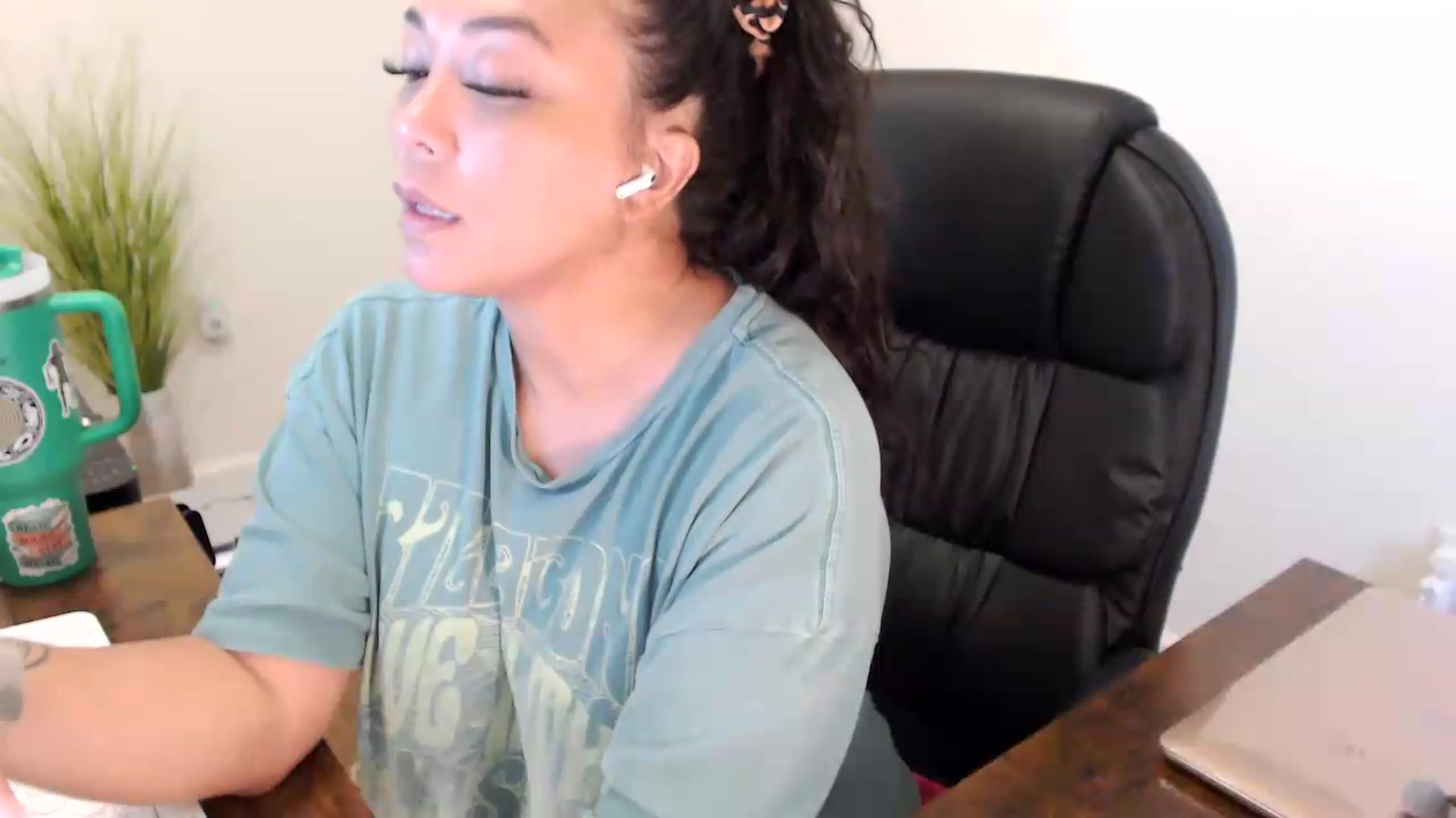 Gallery image thumbnail from MickaylaStar's myfreecams stream on, 07/09/2026, 15:28 image 15 of 20