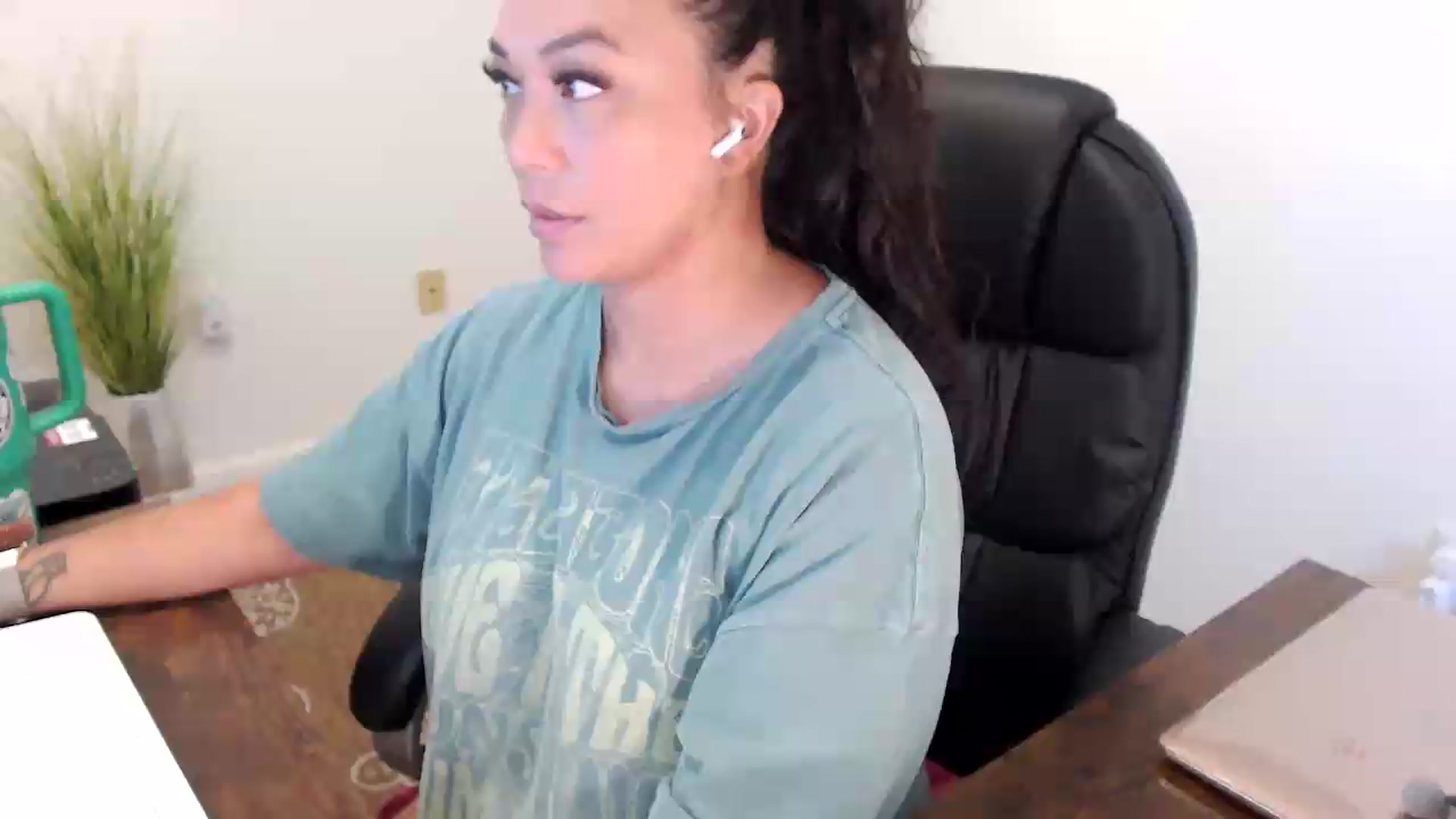 Gallery image thumbnail from MickaylaStar's myfreecams stream on, 07/09/2026, 15:28 image 2 of 20