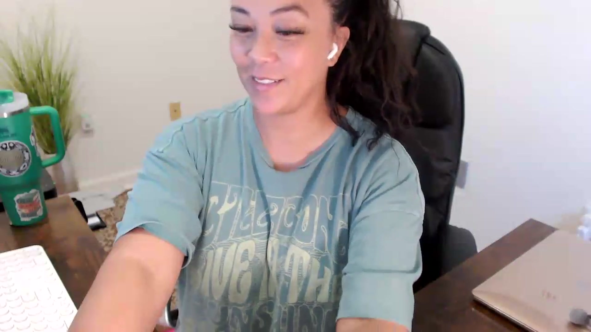 Gallery image thumbnail from MickaylaStar's myfreecams stream on, 07/09/2026, 17:04 image 19 of 20