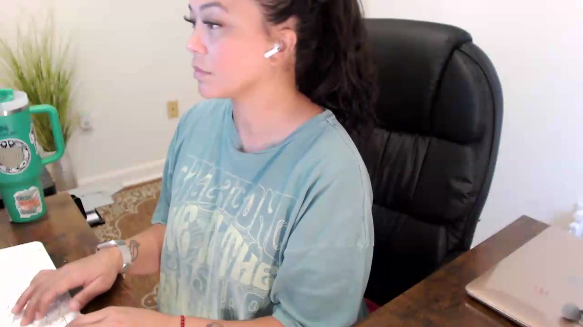 Gallery image thumbnail from MickaylaStar's myfreecams stream on, 07/09/2026, 17:04 image 14 of 20