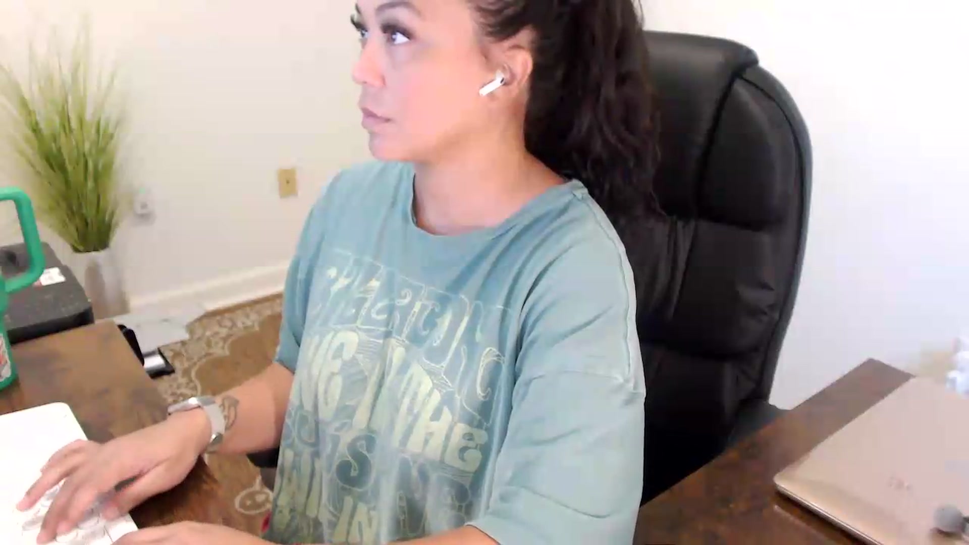 Gallery image thumbnail from MickaylaStar's myfreecams stream on, 07/09/2026, 17:04 image 4 of 20