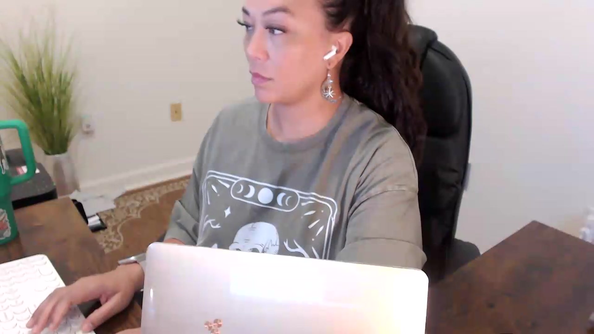 Gallery image thumbnail from MickaylaStar's myfreecams stream on, 07/10/2026, 13:19 image 18 of 20