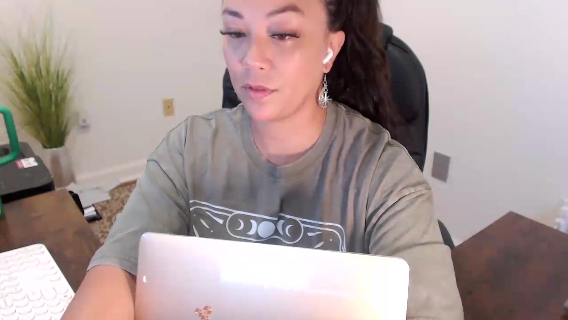Gallery image thumbnail from MickaylaStar's myfreecams stream on, 07/10/2026, 13:19 image 17 of 20