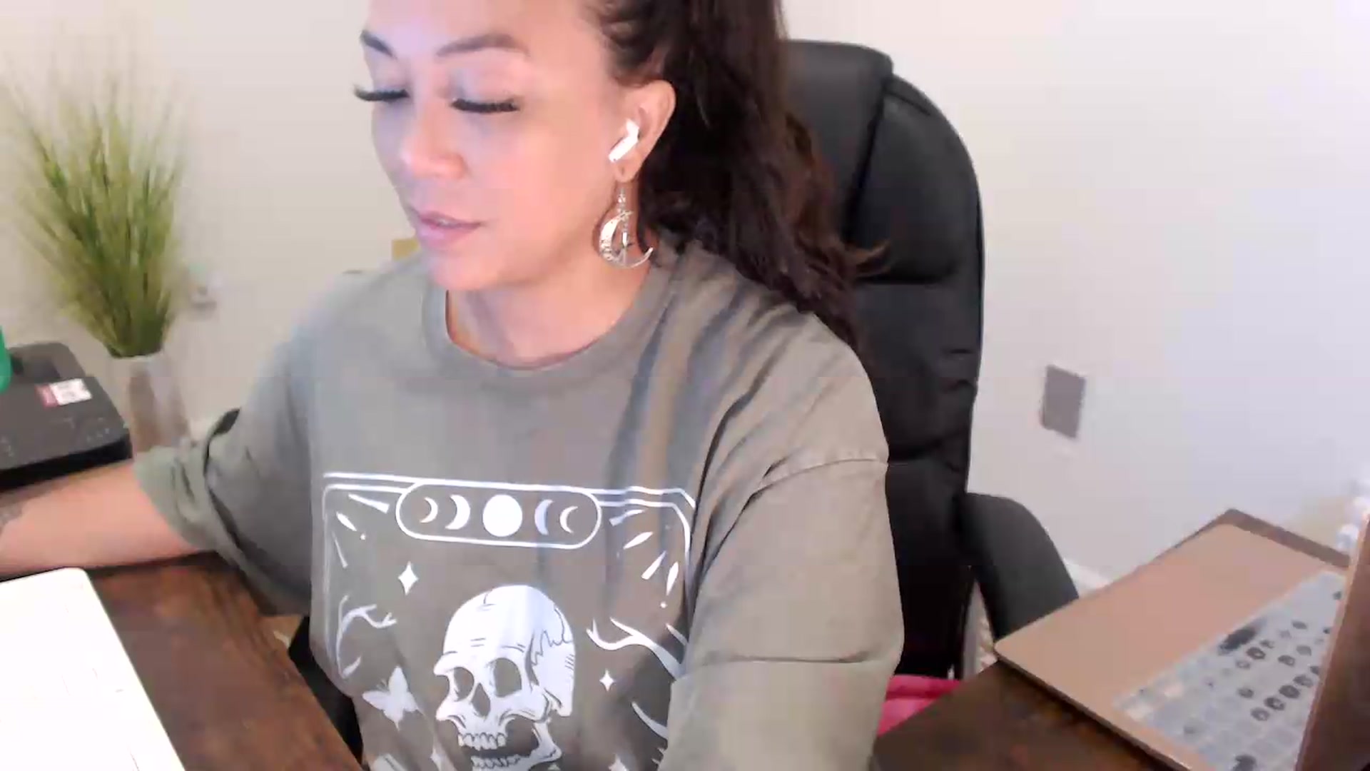 Gallery image thumbnail from MickaylaStar's myfreecams stream on, 07/10/2026, 14:04 image 12 of 20