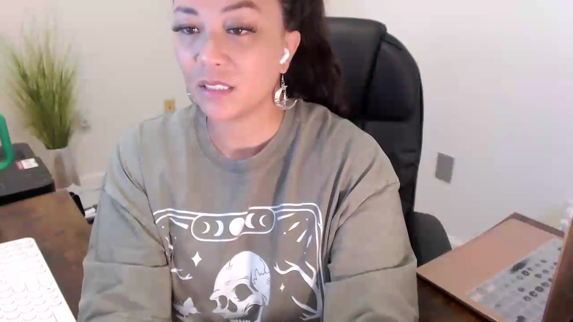Gallery image thumbnail from MickaylaStar's myfreecams stream on, 07/10/2026, 14:04 image 17 of 20