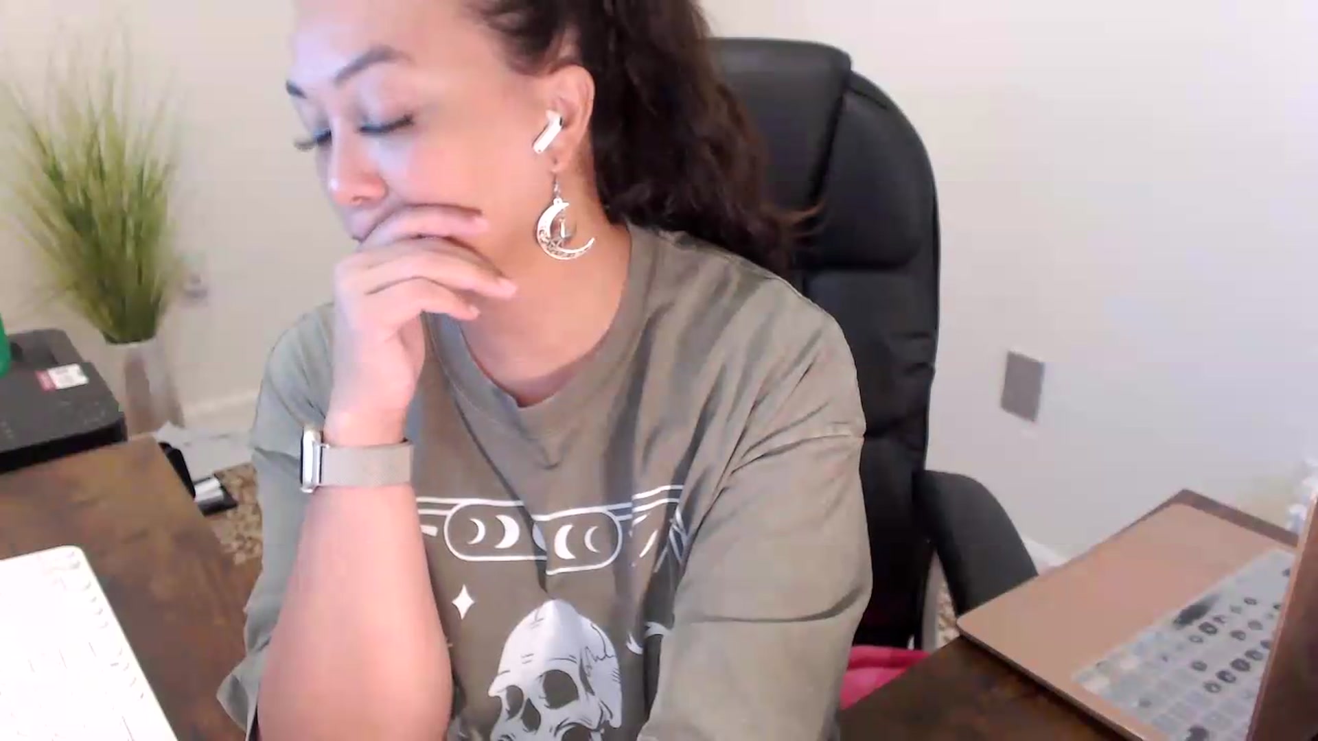 Gallery image thumbnail from MickaylaStar's myfreecams stream on, 07/10/2026, 14:04 image 9 of 20