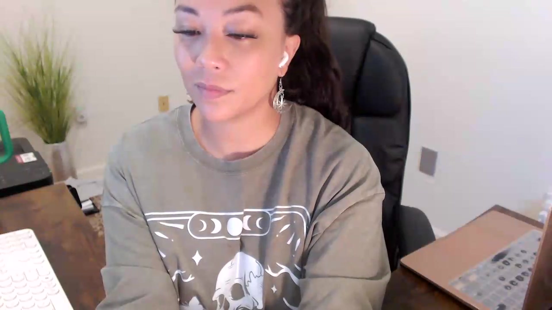 Gallery image thumbnail from MickaylaStar's myfreecams stream on, 07/10/2026, 14:04 image 13 of 20