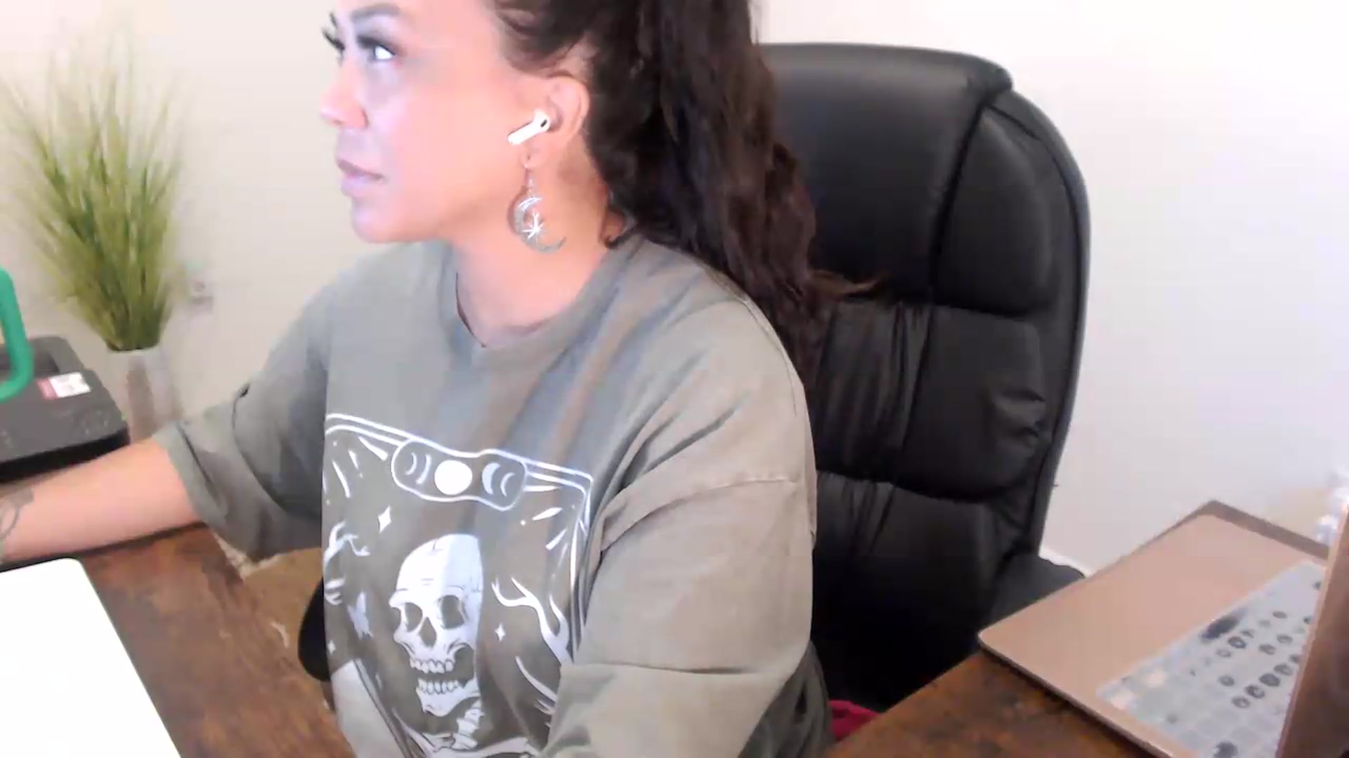 Gallery image thumbnail from MickaylaStar's myfreecams stream on, 07/10/2026, 14:04 image 18 of 20