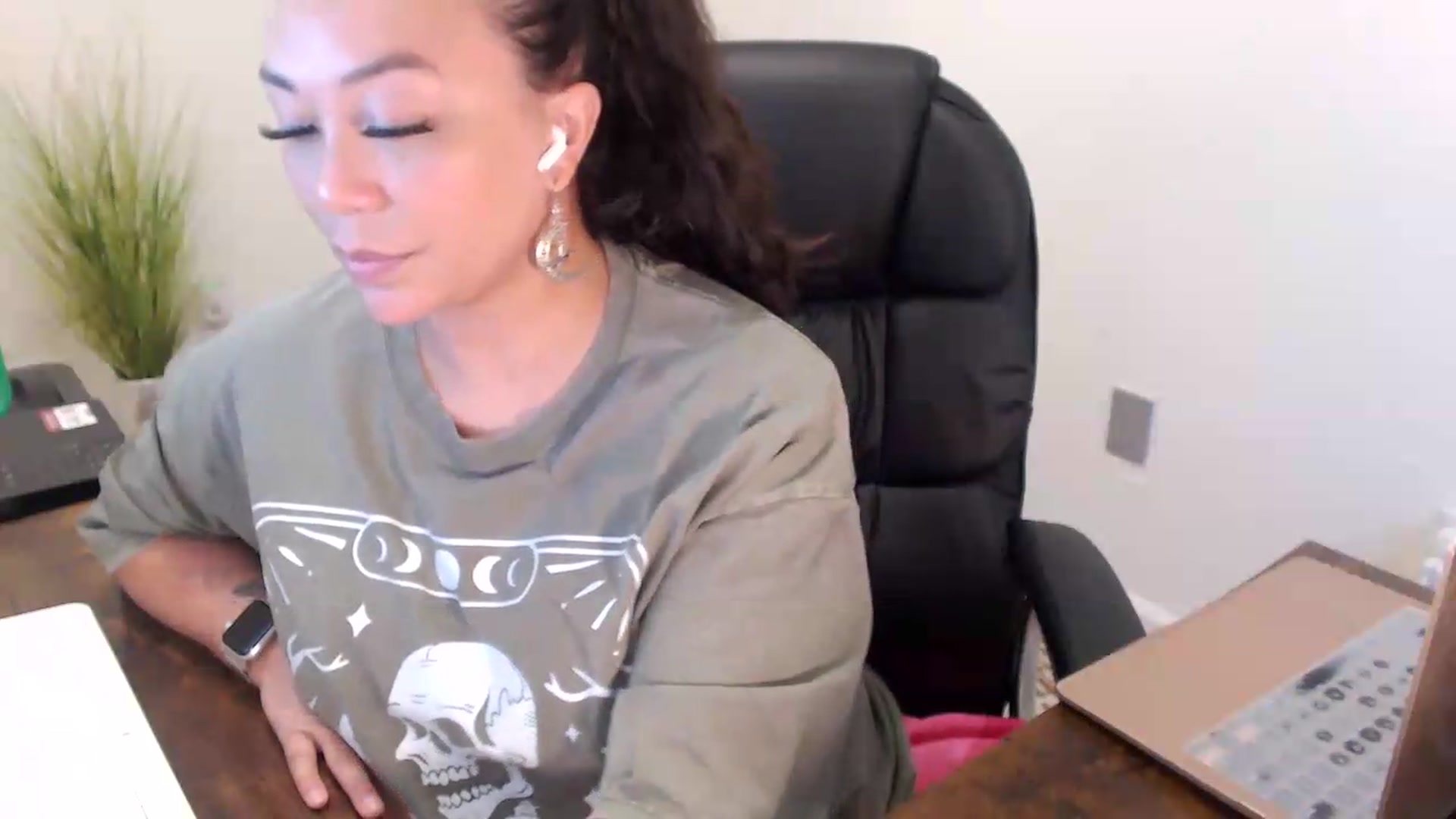 Gallery image thumbnail from MickaylaStar's myfreecams stream on, 07/10/2026, 14:04 image 8 of 20