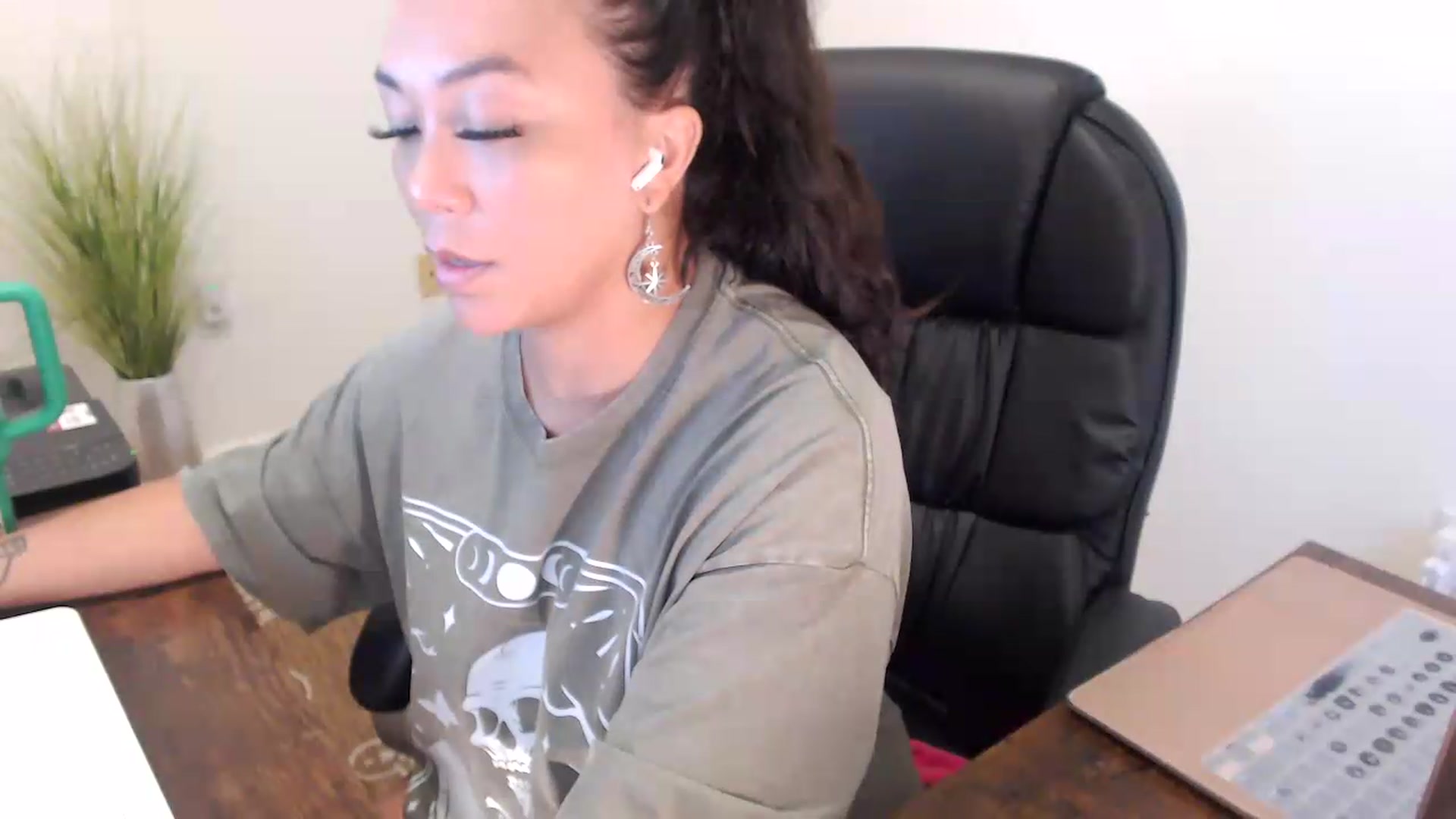 Gallery image thumbnail from MickaylaStar's myfreecams stream on, 07/10/2026, 14:52 image 6 of 20