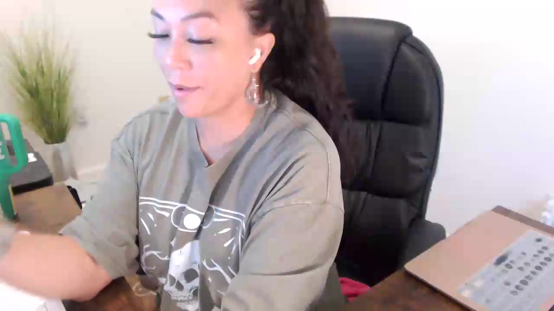 Gallery image thumbnail from MickaylaStar's myfreecams stream on, 07/10/2026, 14:52 image 14 of 20
