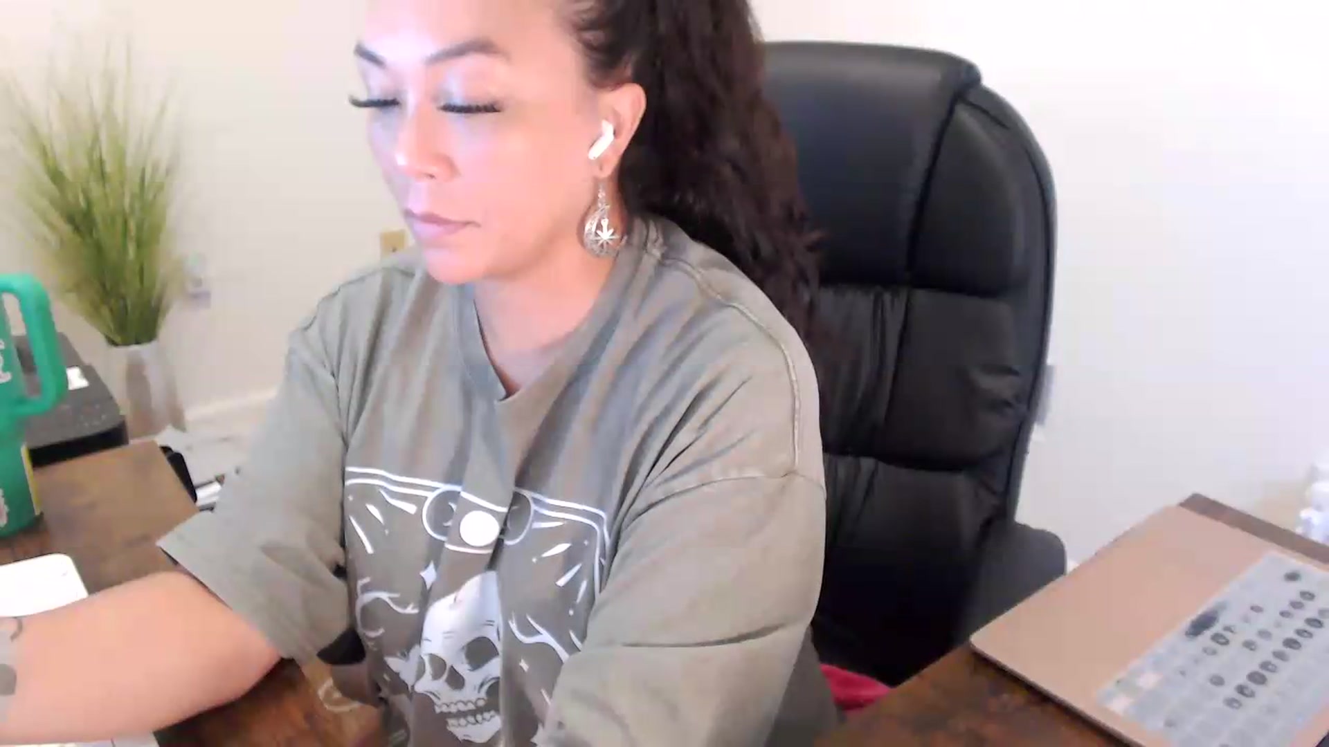 Gallery image thumbnail from MickaylaStar's myfreecams stream on, 07/10/2026, 14:52 image 15 of 20