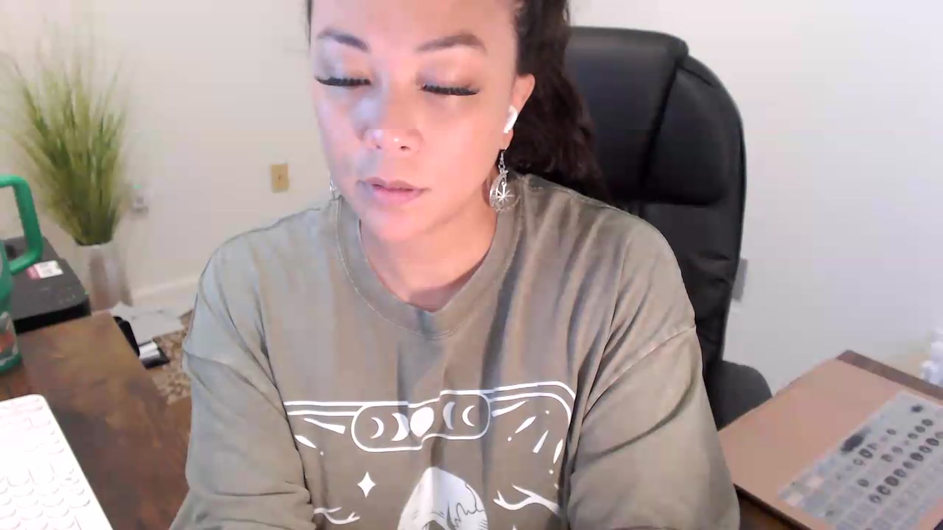Gallery image thumbnail from MickaylaStar's myfreecams stream on, 07/10/2026, 15:21 image 15 of 20