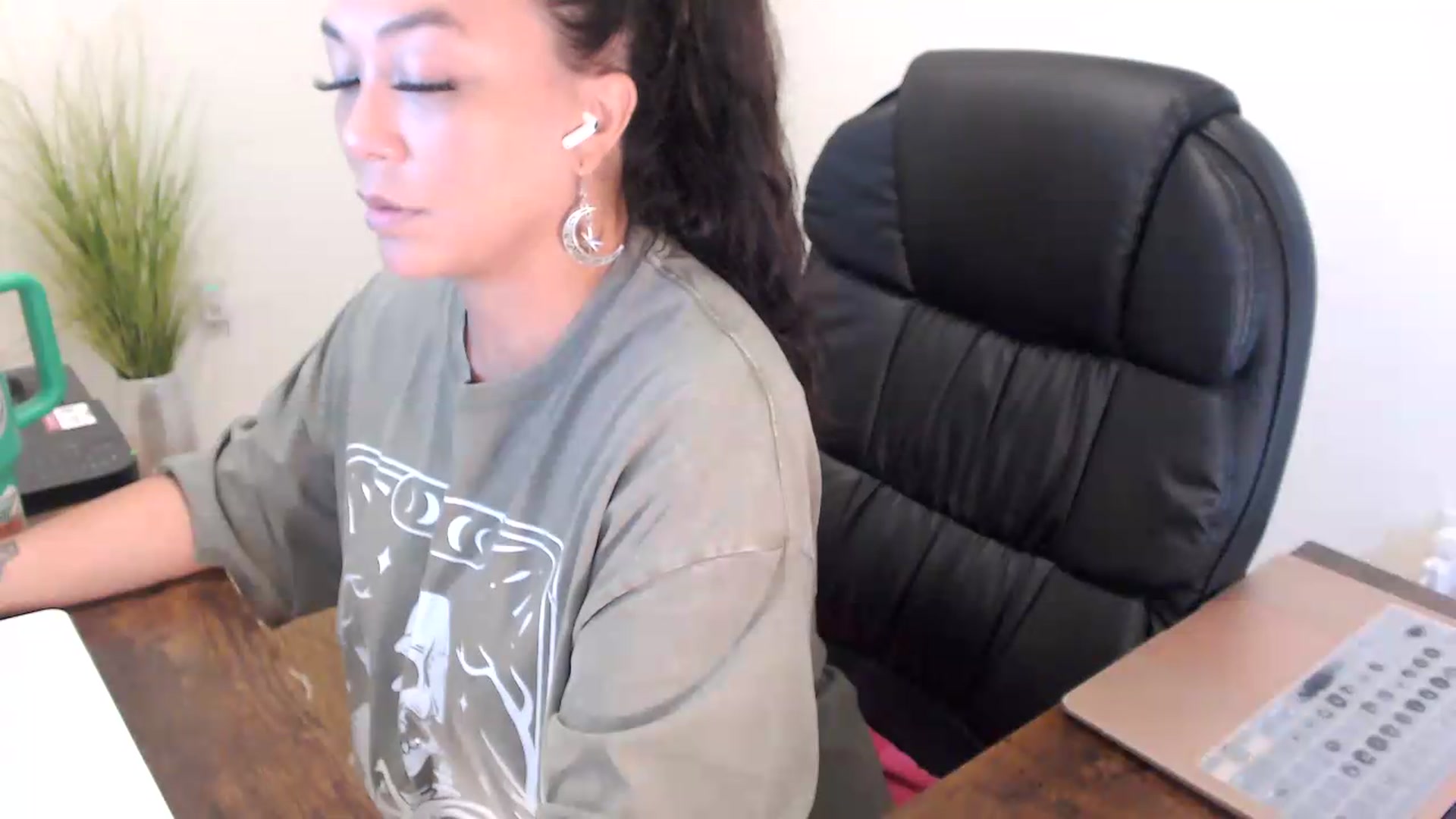 Gallery image thumbnail from MickaylaStar's myfreecams stream on, 07/10/2026, 15:21 image 3 of 20