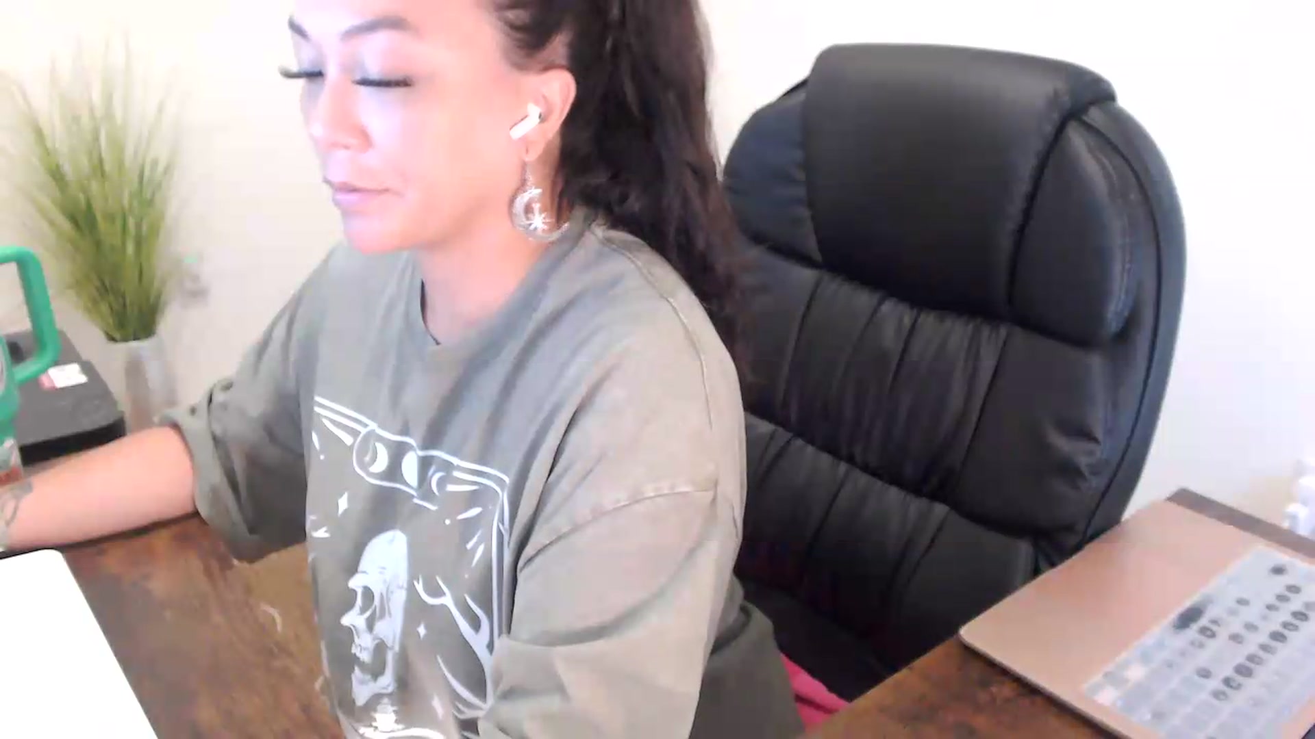 Gallery image thumbnail from MickaylaStar's myfreecams stream on, 07/10/2026, 15:21 image 6 of 20