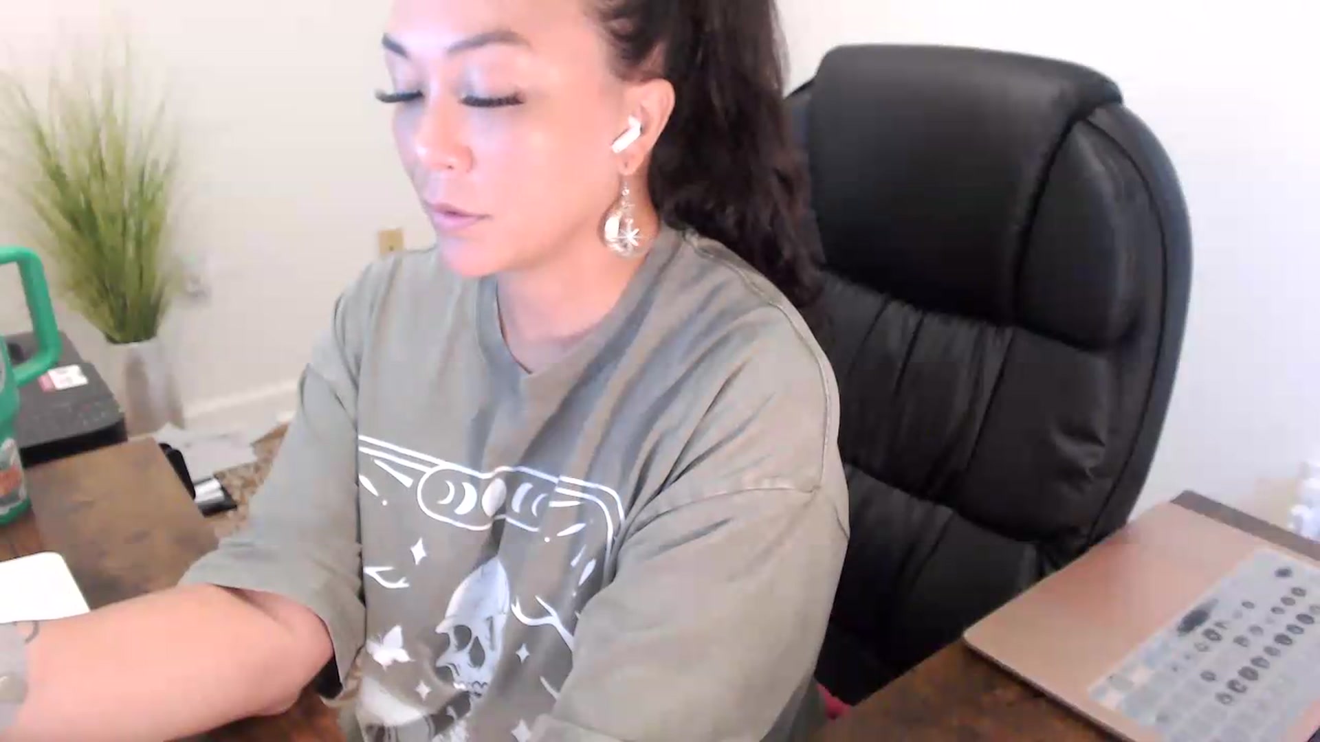 Gallery image thumbnail from MickaylaStar's myfreecams stream on, 07/10/2026, 15:21 image 9 of 20
