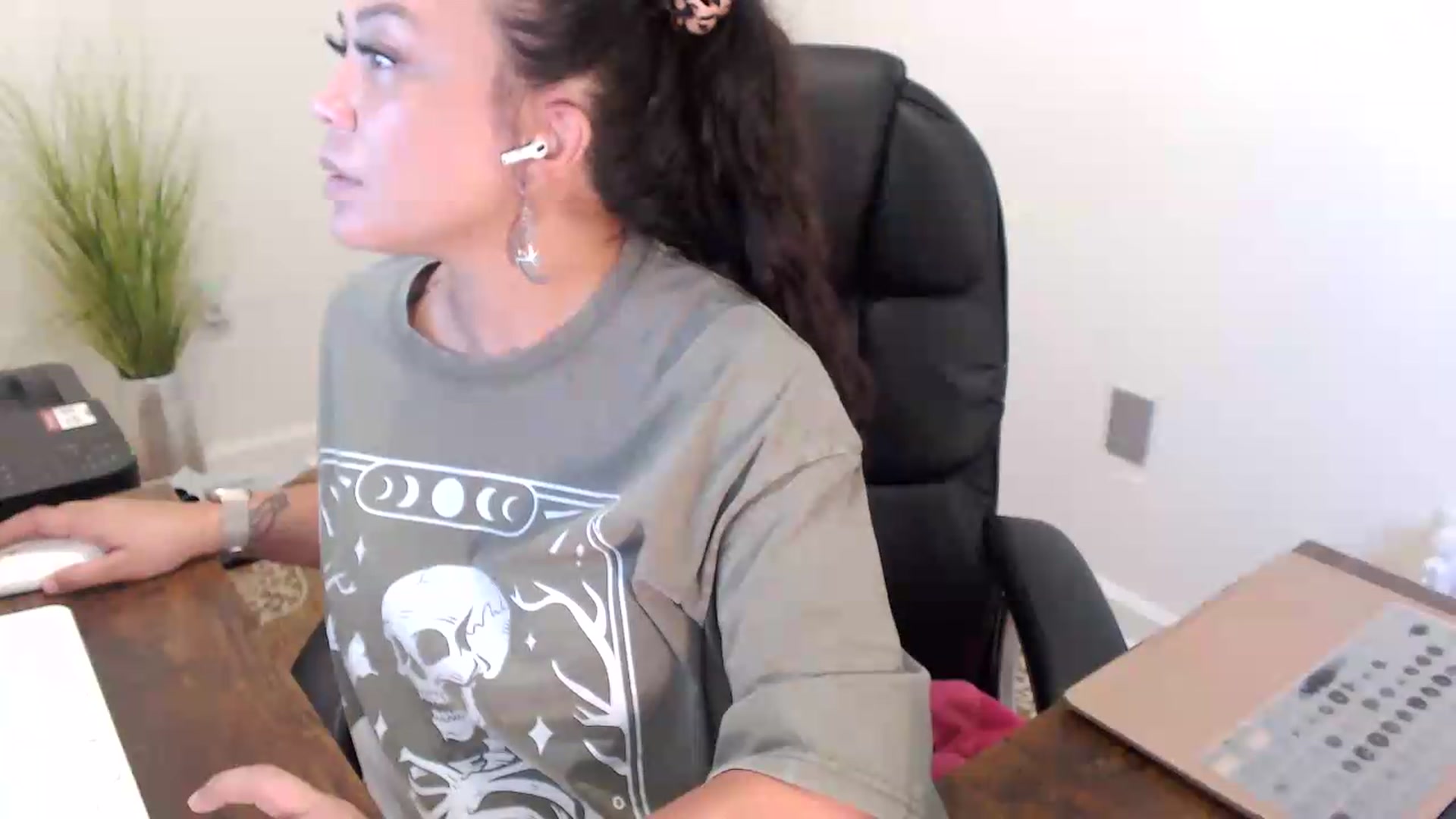 Gallery image thumbnail from MickaylaStar's myfreecams stream on, 07/10/2026, 16:44 image 15 of 20