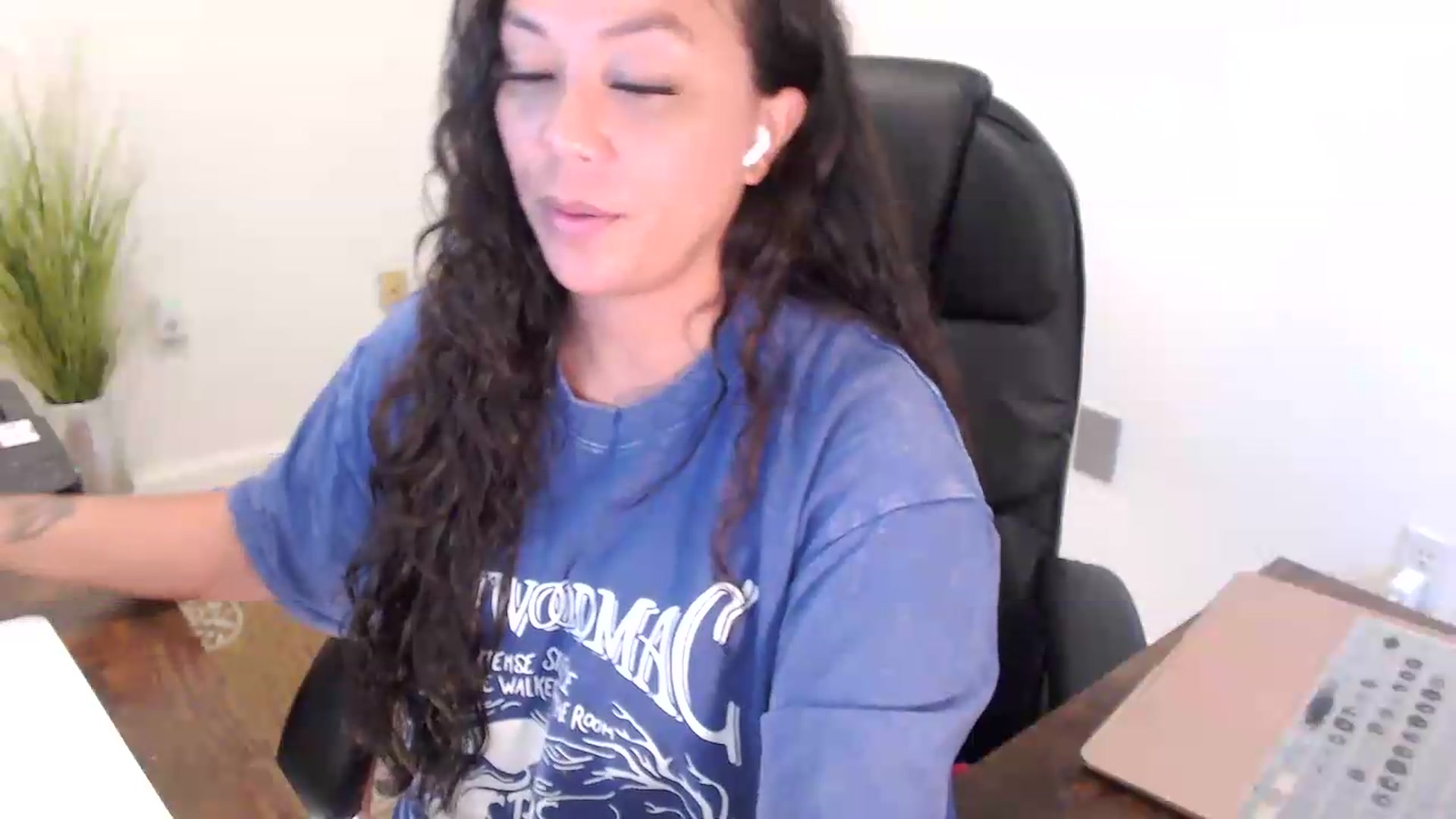 Gallery image thumbnail from MickaylaStar's myfreecams stream on, 07/13/2026, 18:04 image 11 of 20