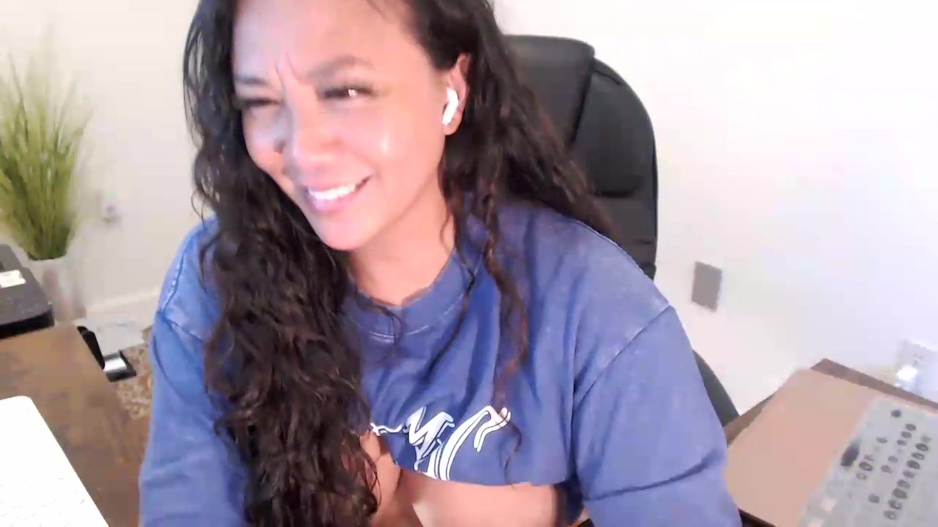 Gallery image thumbnail from MickaylaStar's myfreecams stream on, 07/13/2026, 18:04 image 16 of 20