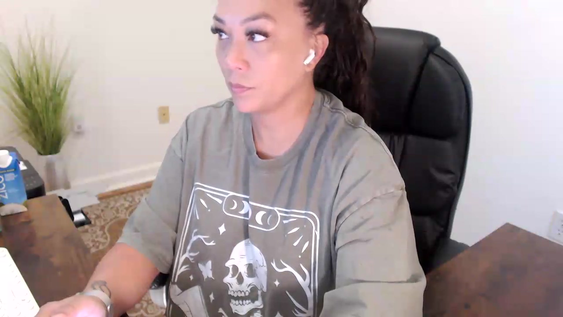 Gallery image thumbnail from MickaylaStar's myfreecams stream on, 07/16/2026, 13:58 image 5 of 20