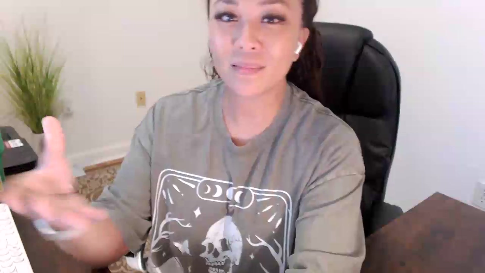 Gallery image thumbnail from MickaylaStar's myfreecams stream on, 07/16/2026, 13:58 image 16 of 20