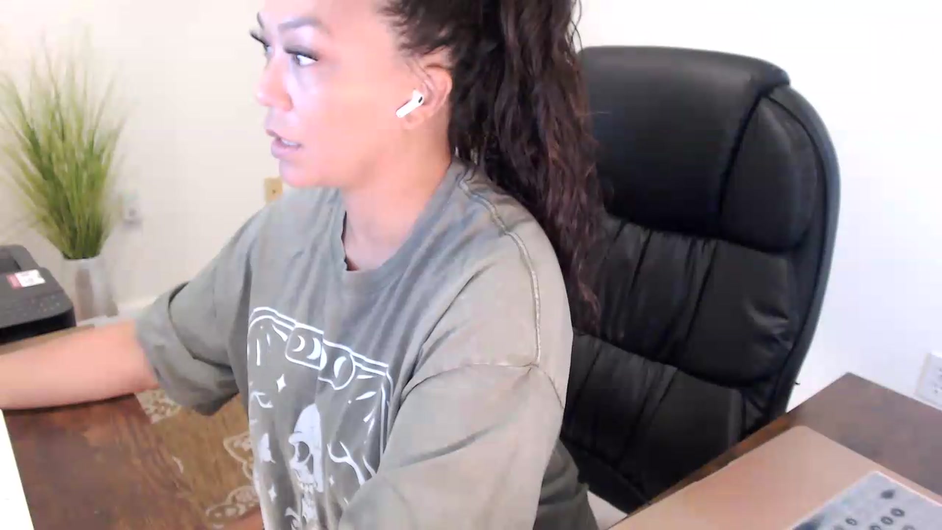 Gallery image thumbnail from MickaylaStar's myfreecams stream on, 07/16/2026, 14:35 image 16 of 20