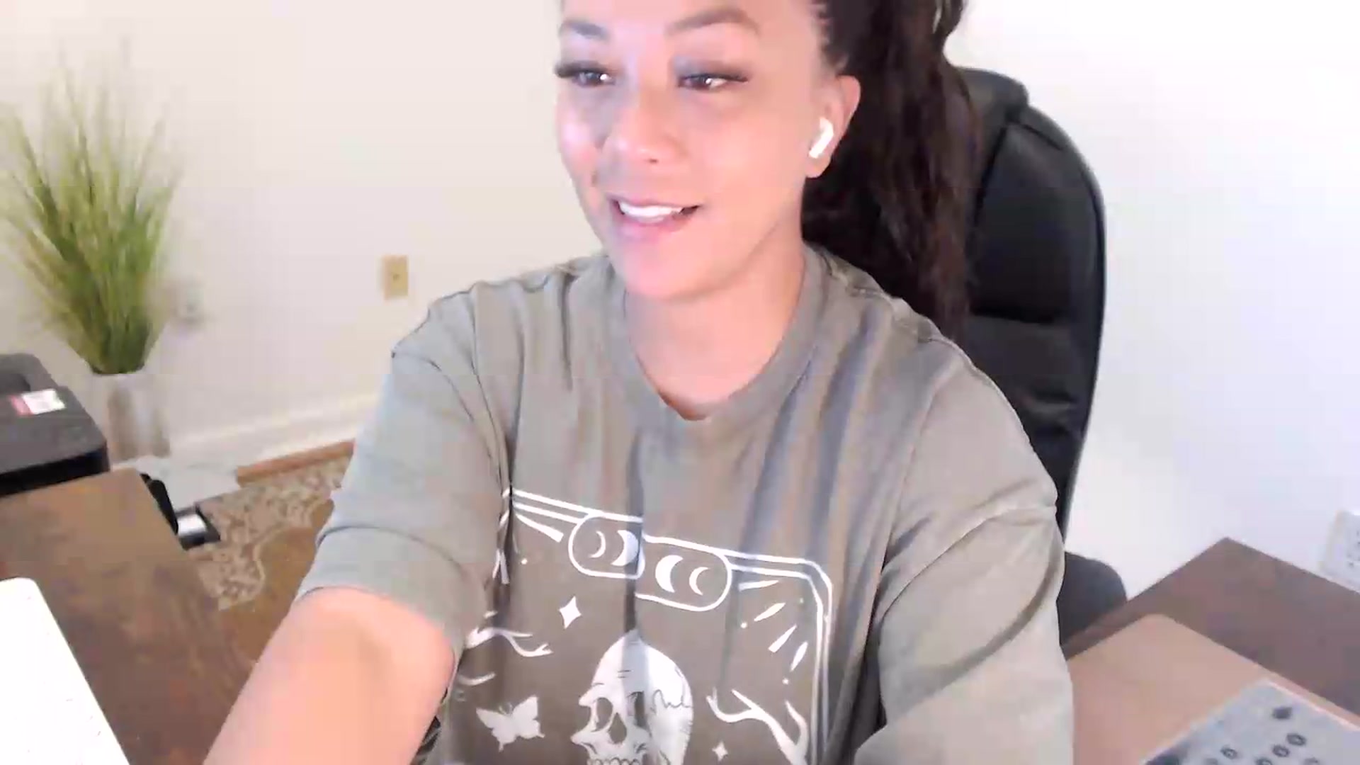 Gallery image thumbnail from MickaylaStar's myfreecams stream on, 07/16/2026, 14:35 image 11 of 20