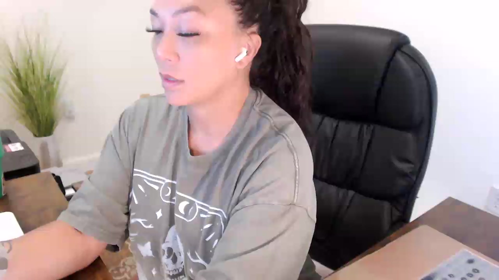 Gallery image thumbnail from MickaylaStar's myfreecams stream on, 07/16/2026, 14:35 image 2 of 20