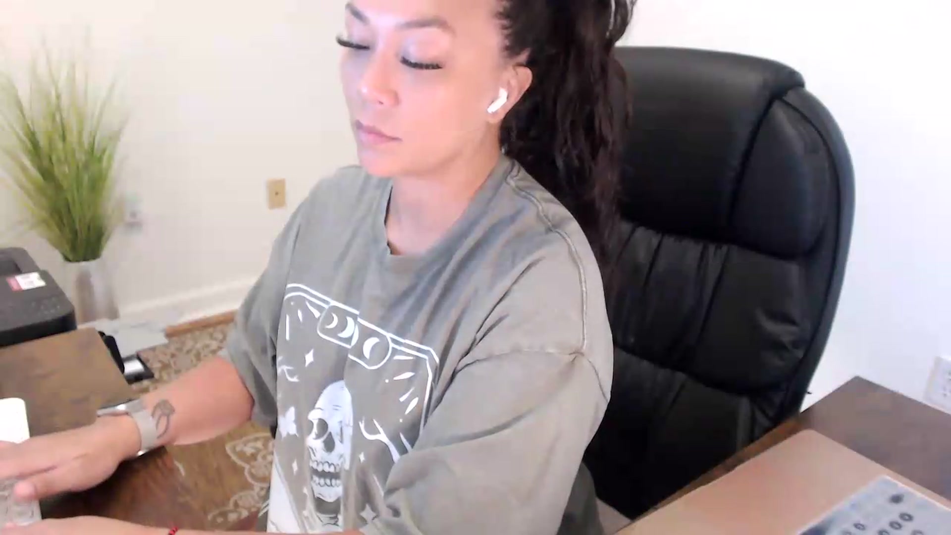 Gallery image thumbnail from MickaylaStar's myfreecams stream on, 07/16/2026, 14:35 image 14 of 20