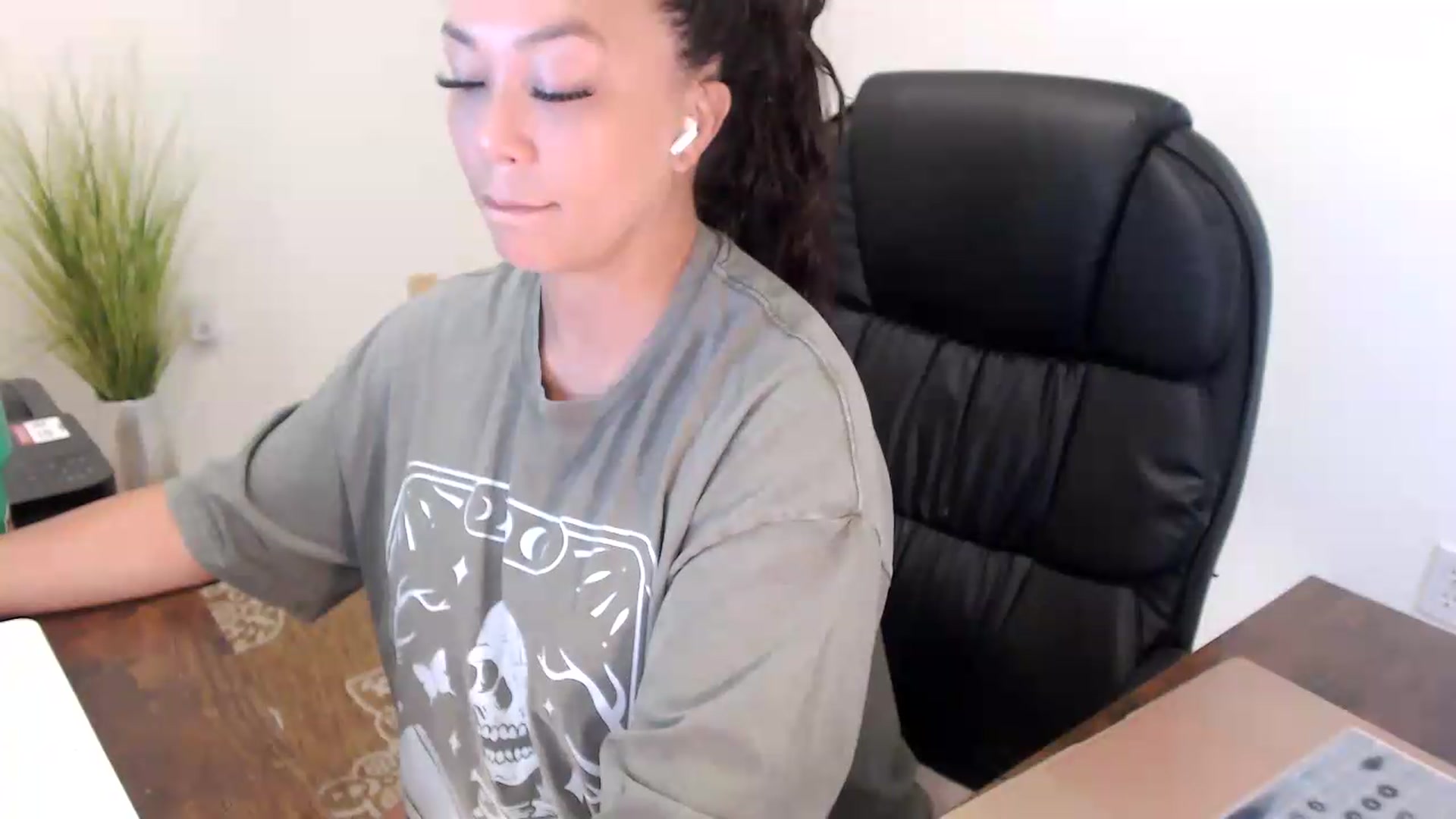 Gallery image thumbnail from MickaylaStar's myfreecams stream on, 07/16/2026, 14:35 image 6 of 20