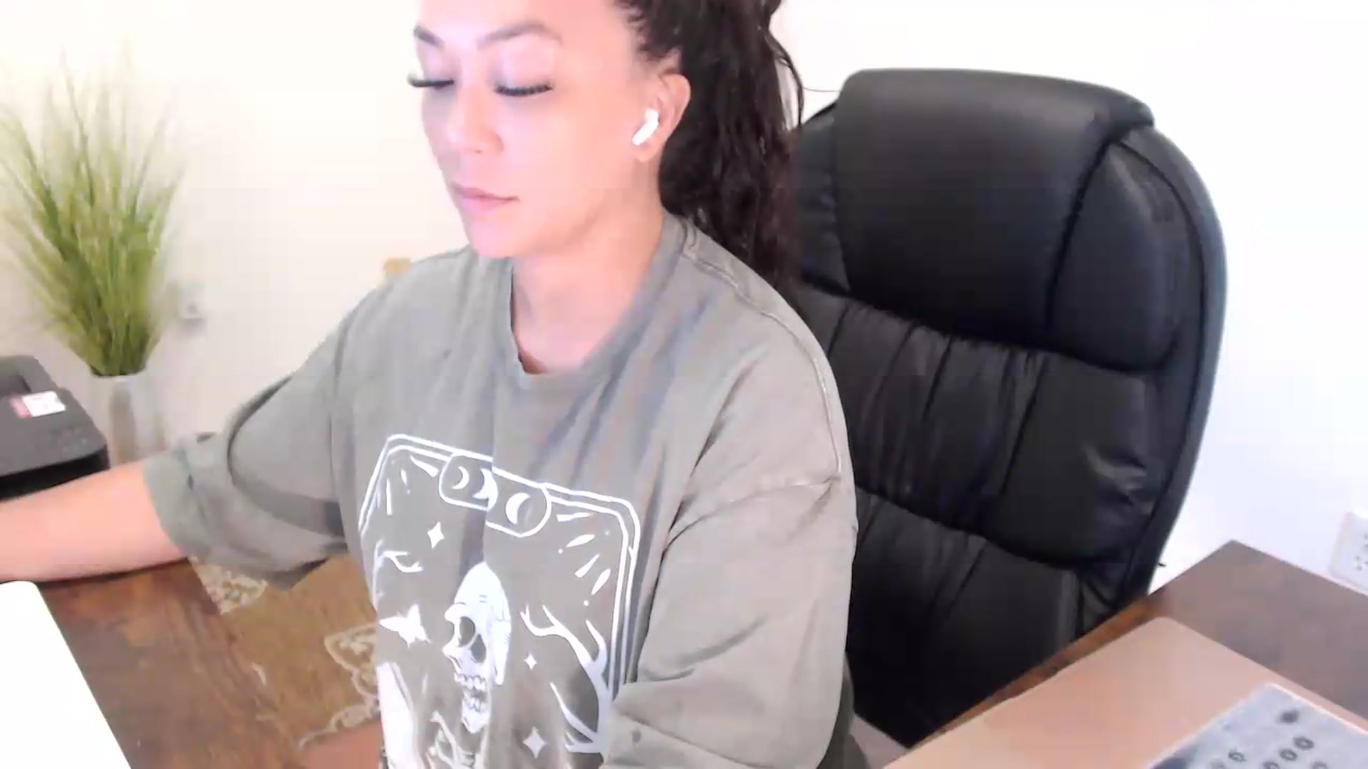 Gallery image thumbnail from MickaylaStar's myfreecams stream on, 07/16/2026, 14:35 image 7 of 20