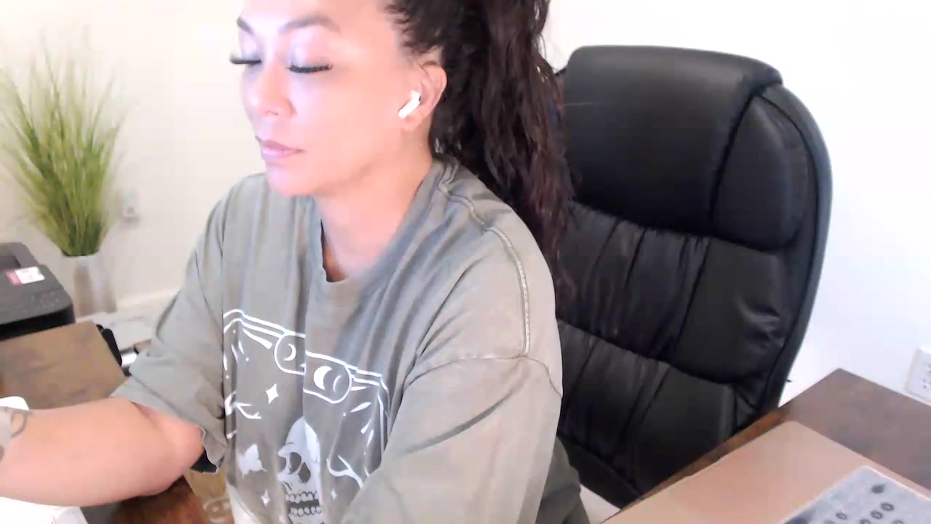 Gallery image thumbnail from MickaylaStar's myfreecams stream on, 07/16/2026, 14:35 image 13 of 20