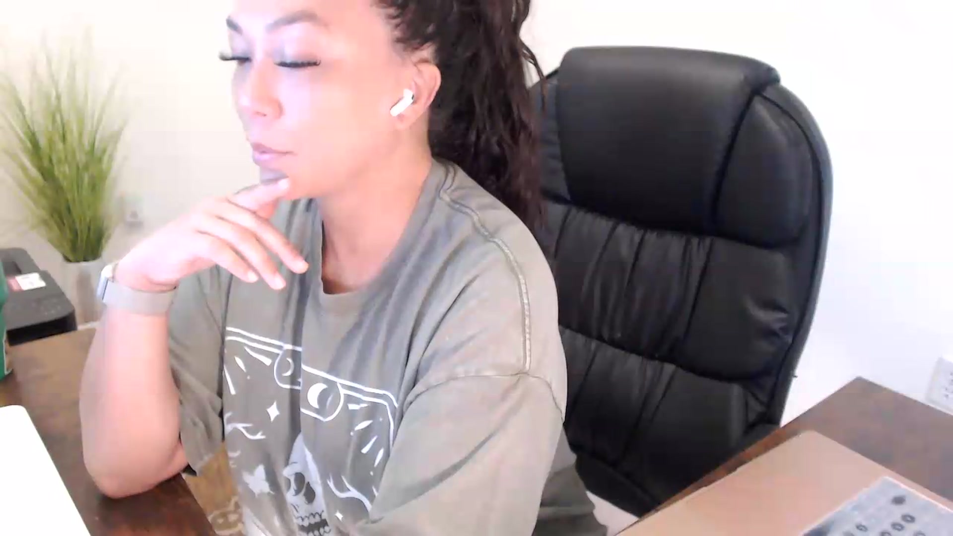 Gallery image thumbnail from MickaylaStar's myfreecams stream on, 07/16/2026, 14:35 image 5 of 20