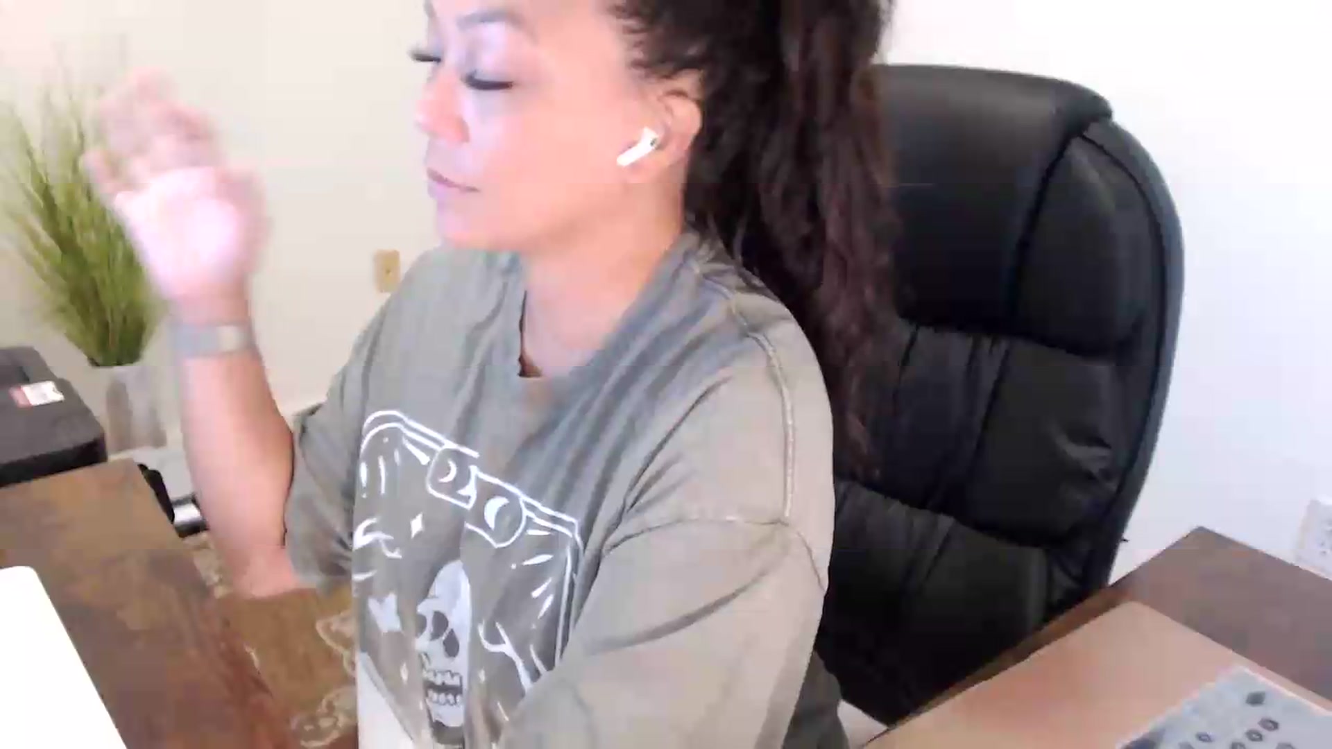 Gallery image thumbnail from MickaylaStar's myfreecams stream on, 07/16/2026, 14:35 image 12 of 20