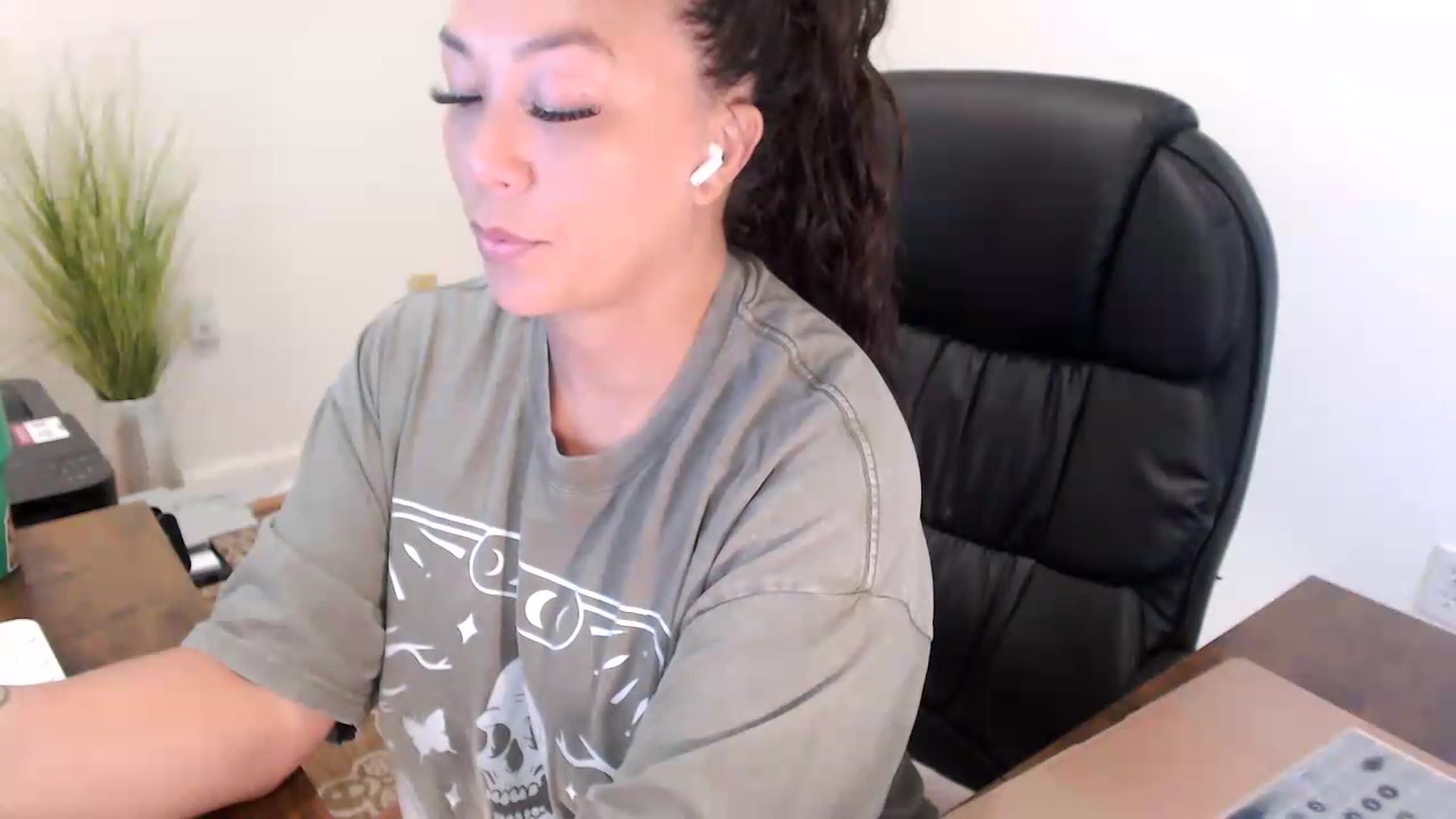 Gallery image thumbnail from MickaylaStar's myfreecams stream on, 07/16/2026, 14:35 image 3 of 20