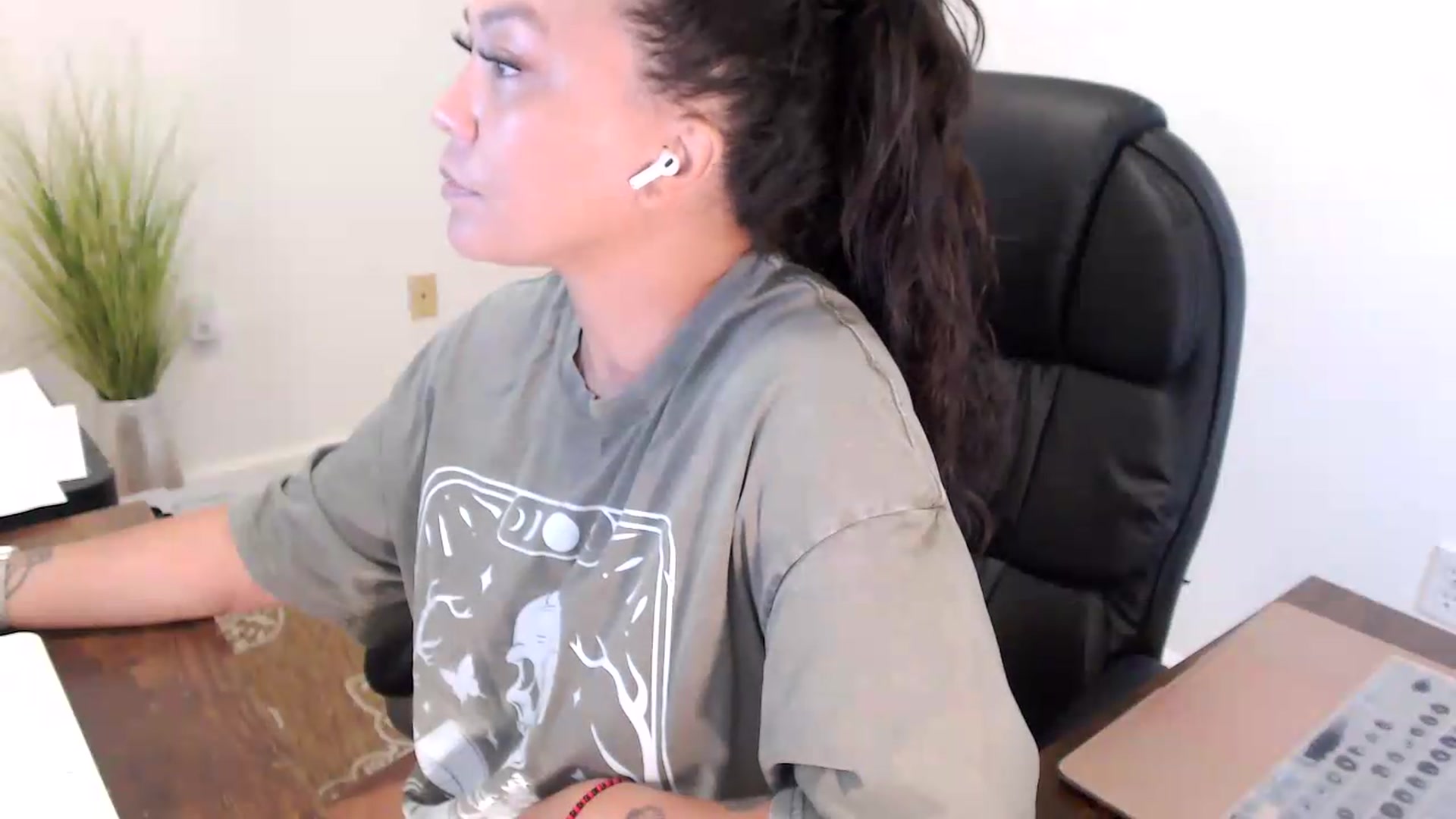 Gallery image thumbnail from MickaylaStar's myfreecams stream on, 07/16/2026, 15:48 image 19 of 20