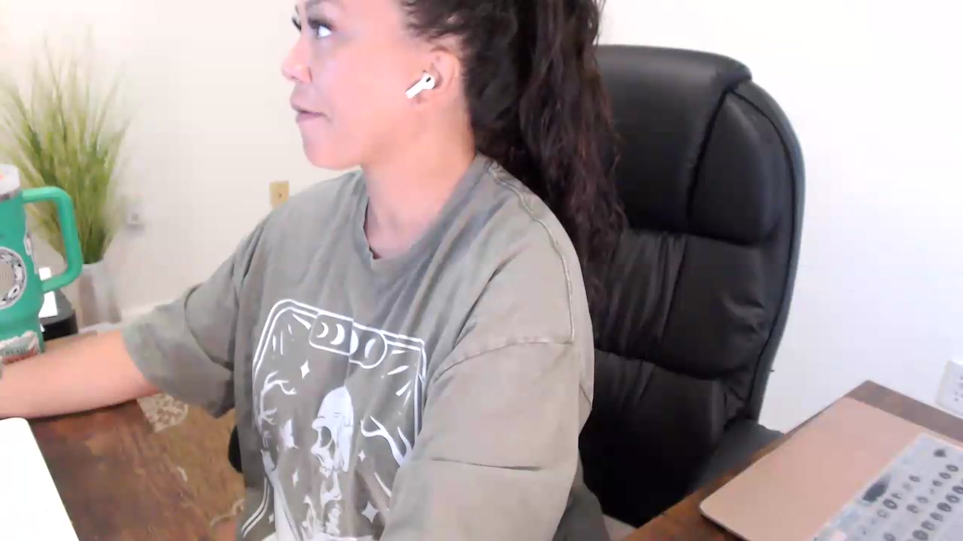 Gallery image thumbnail from MickaylaStar's myfreecams stream on, 07/16/2026, 15:48 image 14 of 20