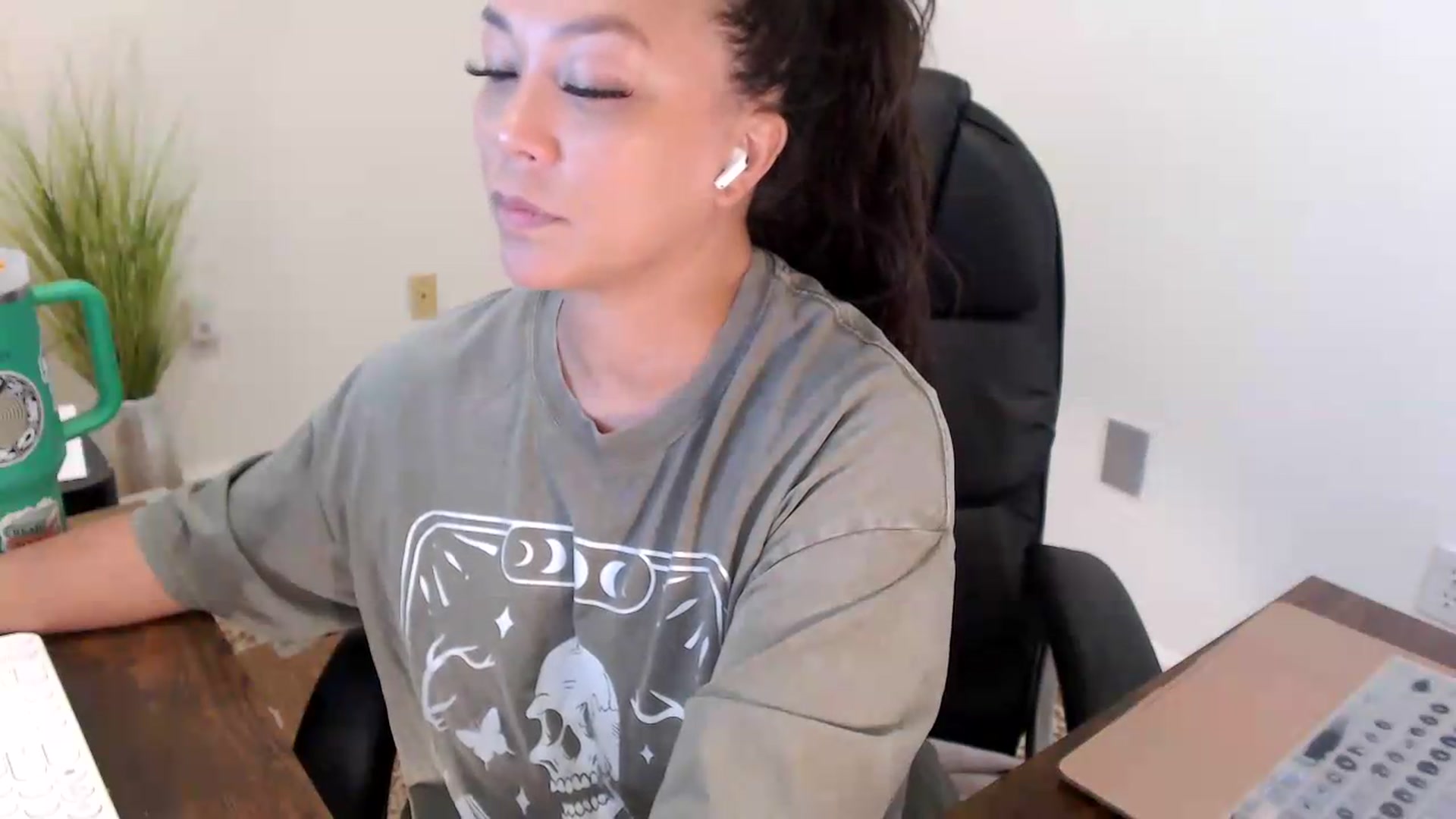 Gallery image thumbnail from MickaylaStar's myfreecams stream on, 07/16/2026, 15:48 image 12 of 20