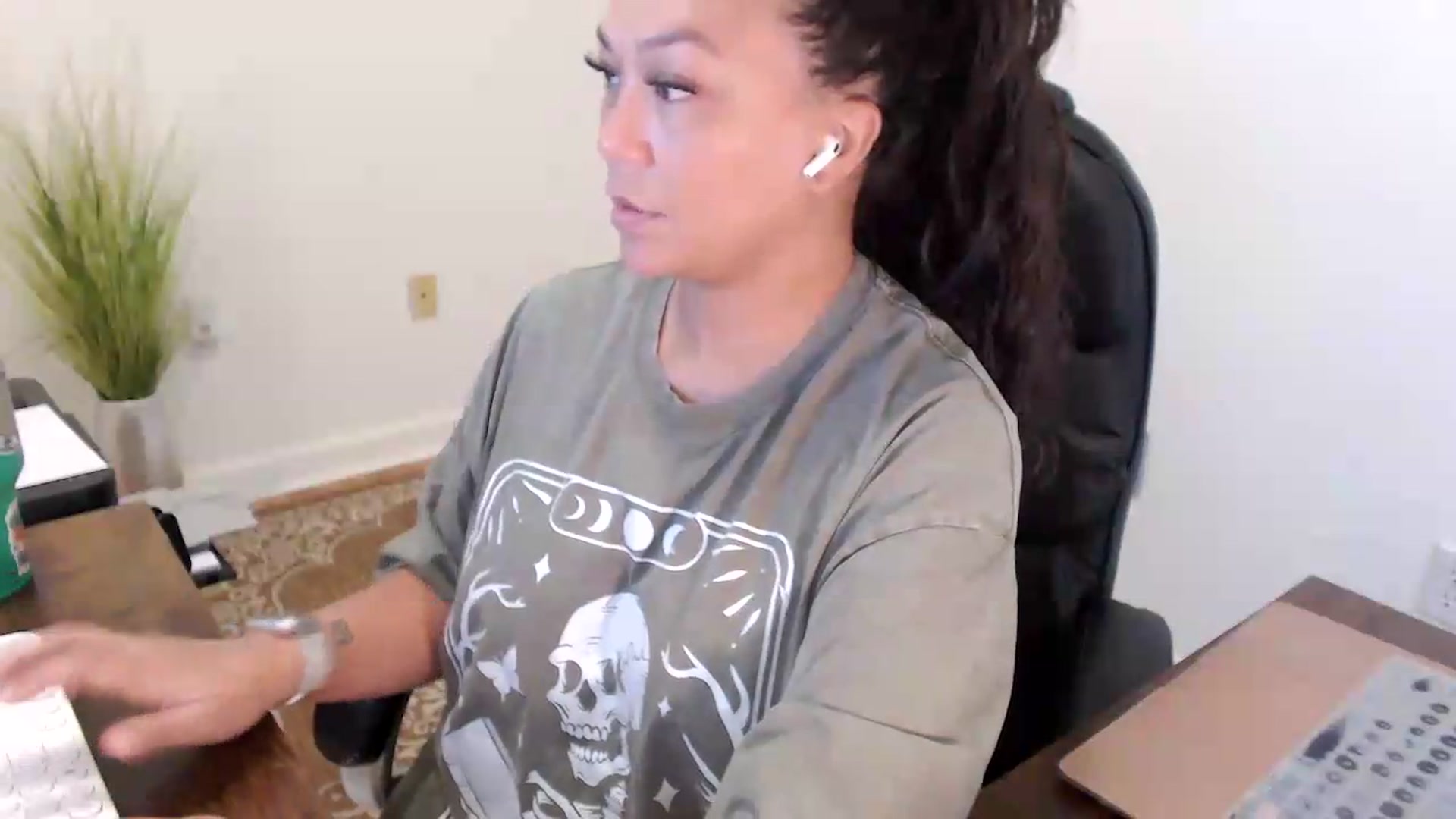 Gallery image thumbnail from MickaylaStar's myfreecams stream on, 07/16/2026, 15:48 image 8 of 20