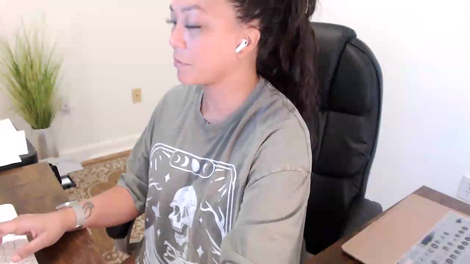 Gallery image thumbnail from MickaylaStar's myfreecams stream on, 07/16/2026, 15:48 image 17 of 20