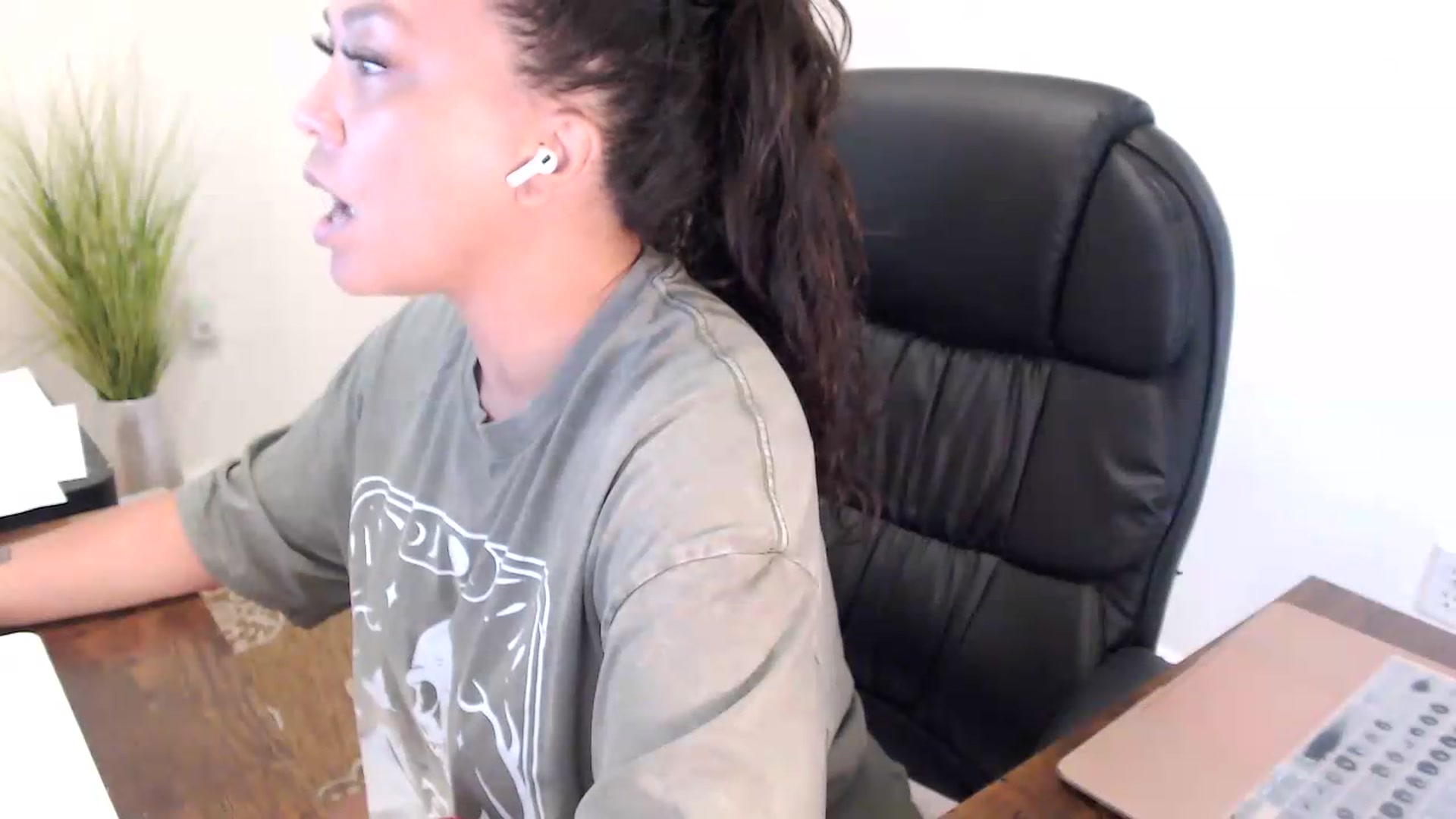 Gallery image thumbnail from MickaylaStar's myfreecams stream on, 07/16/2026, 15:48 image 18 of 20